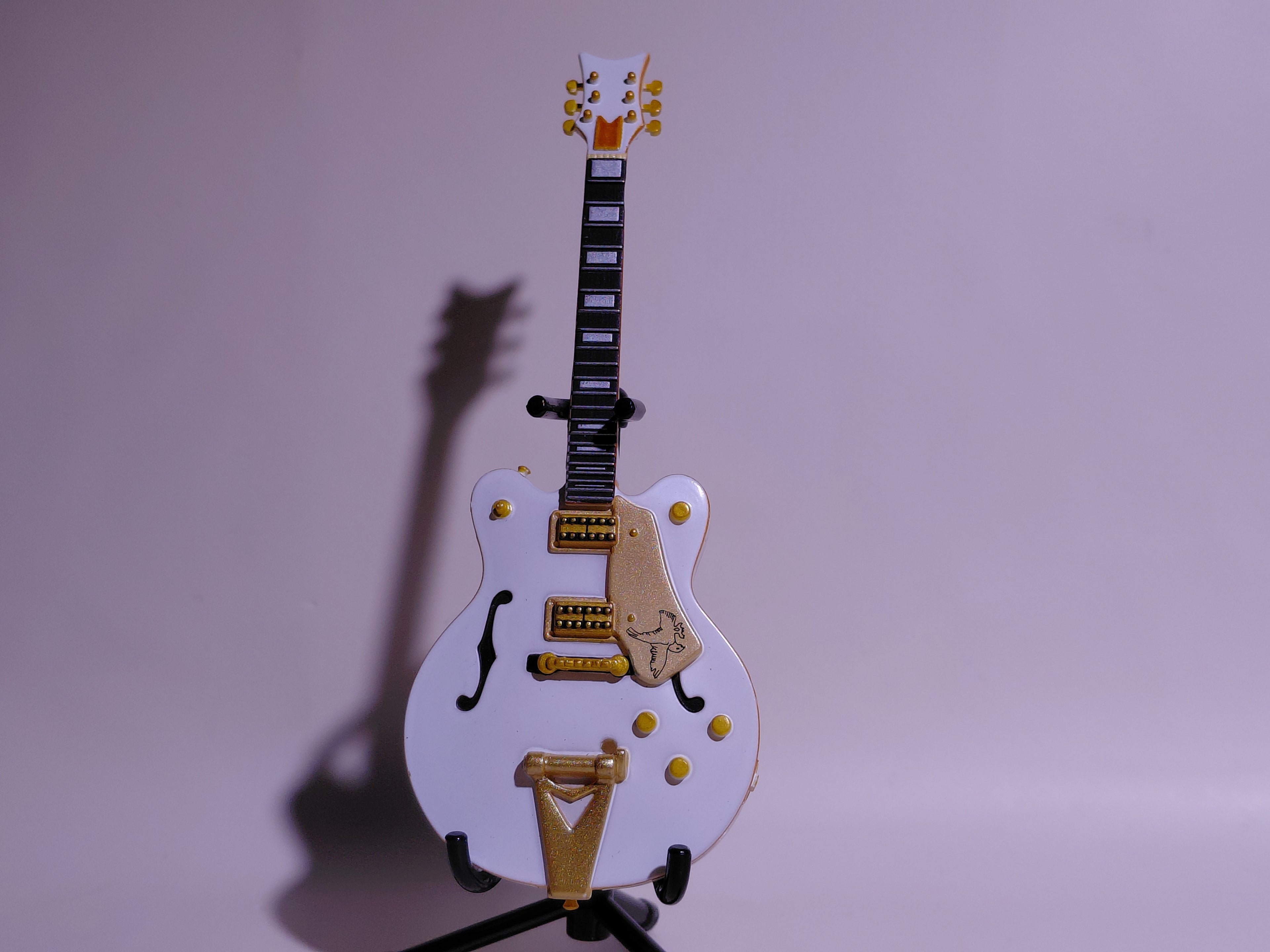 BECK Guitar Collection White Falcon Figure Includes guitar and stand