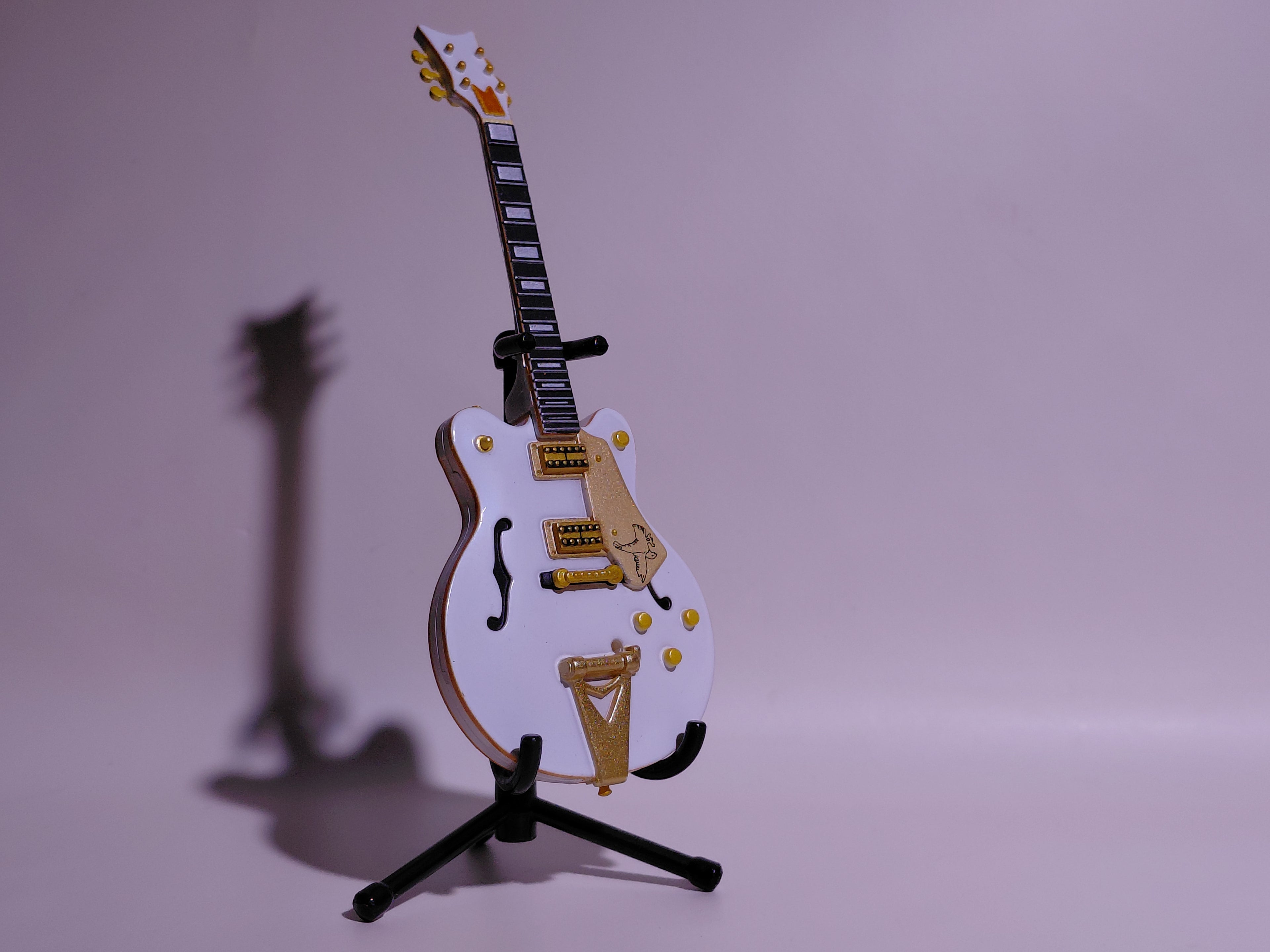 BECK Guitar Collection White Falcon Figure Includes guitar and stand