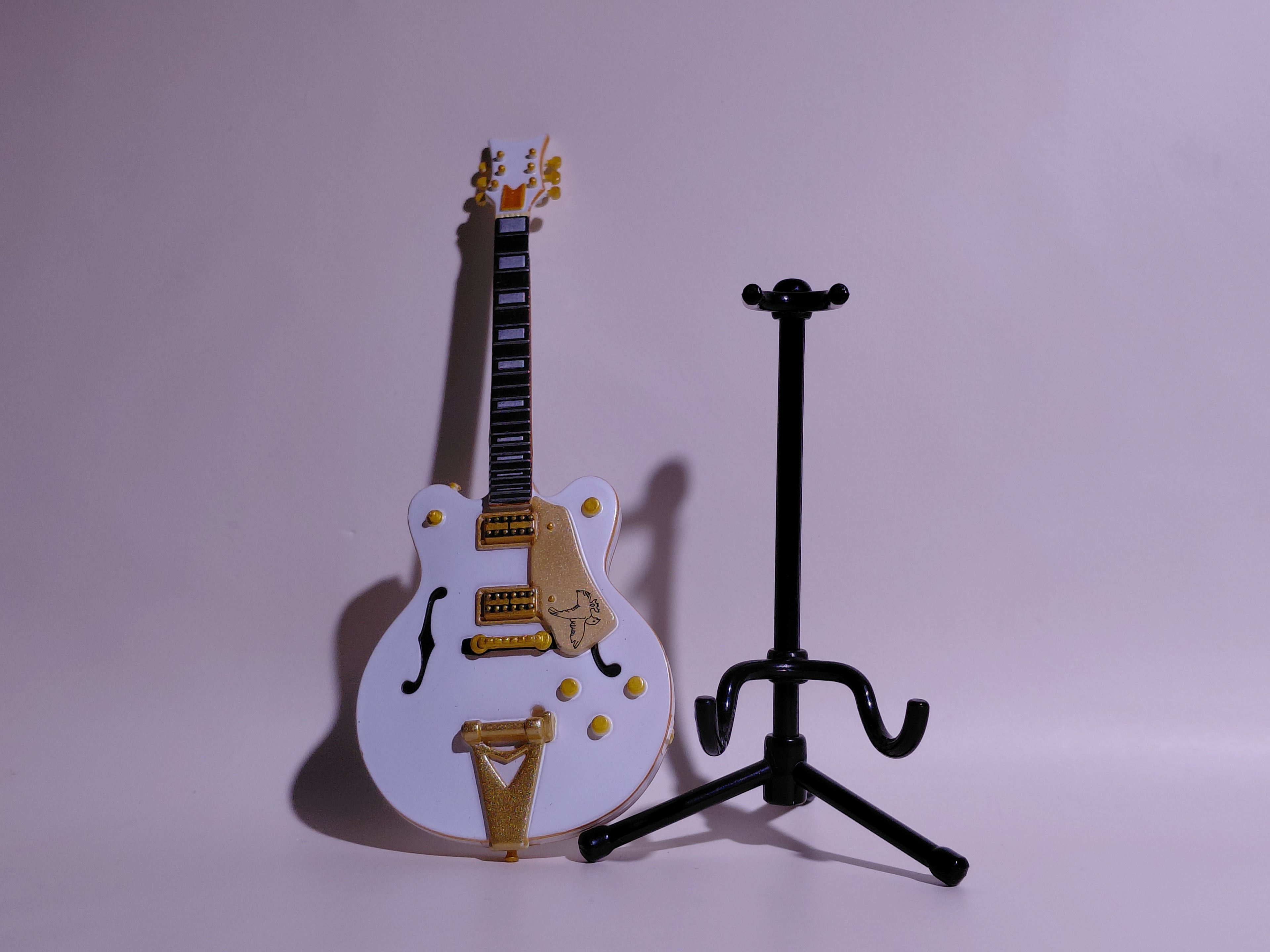 BECK Guitar Collection White Falcon Figure Includes guitar and stand