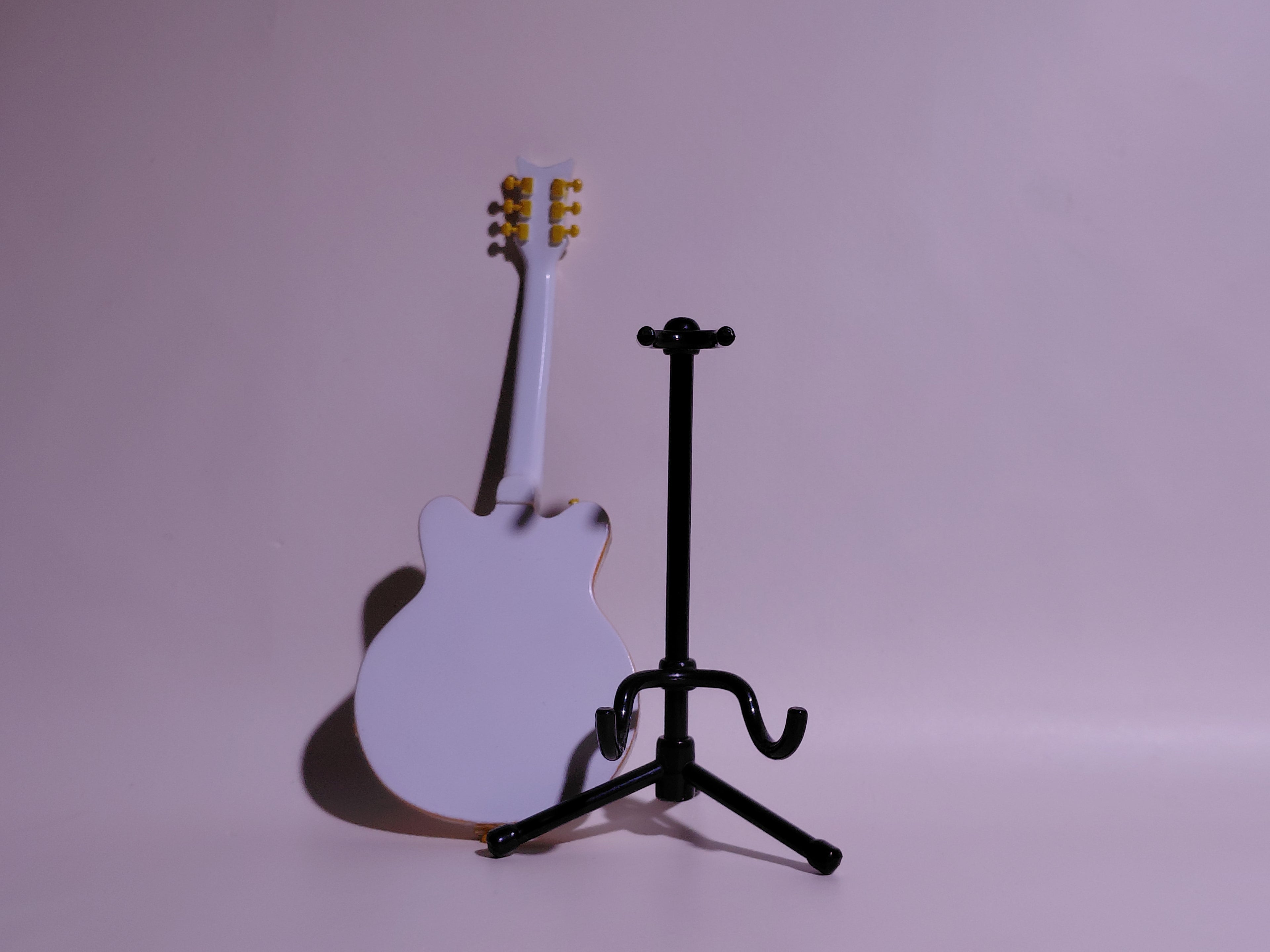 BECK Guitar Collection White Falcon Figure Includes guitar and stand
