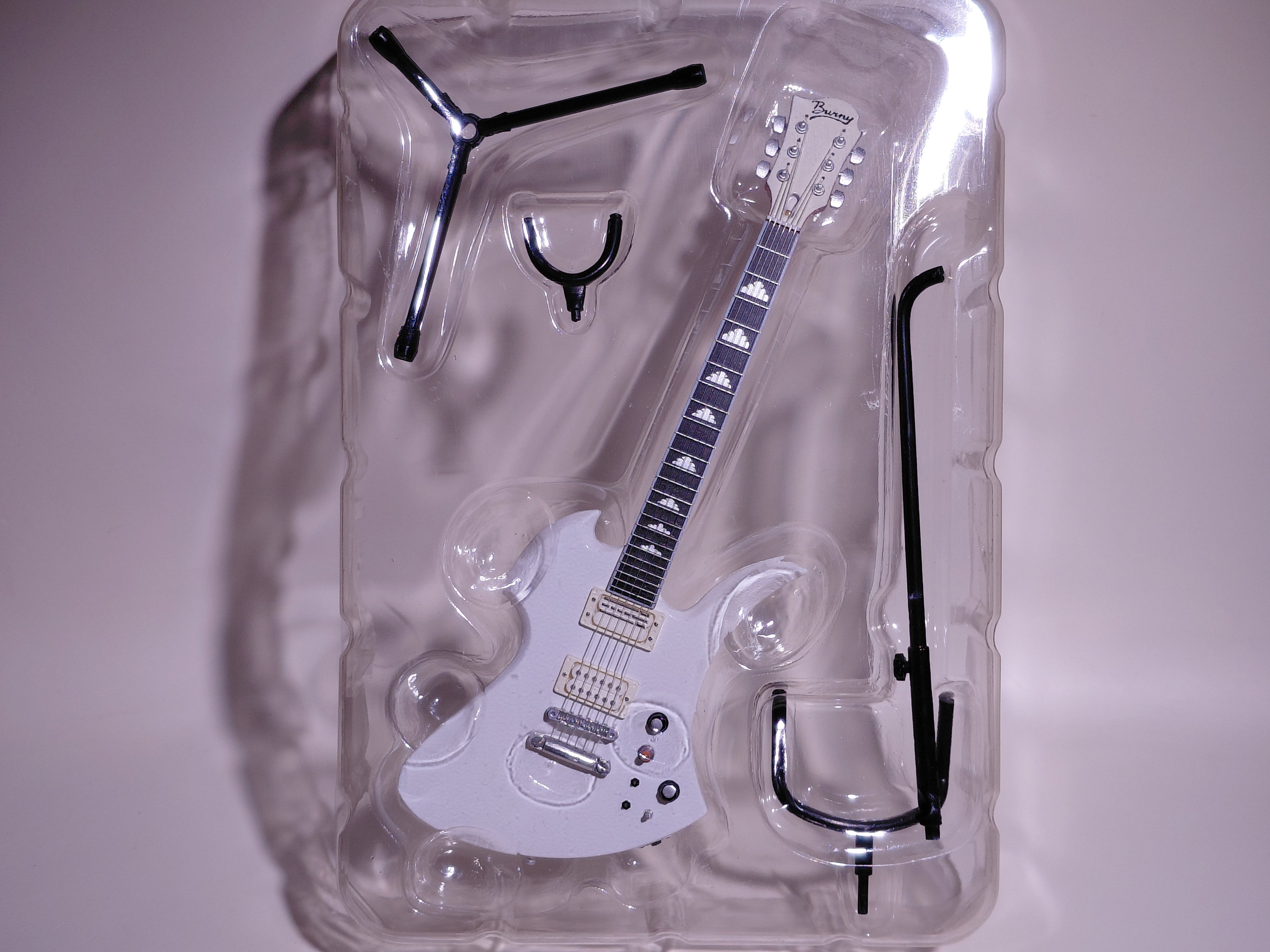 Burny MG-SW "Snow White" ~hide Guitar Collection~ 1/8 Scale Official Guitar Figure ☆hide Guitar Collection ☆hide Figure FERNANDES