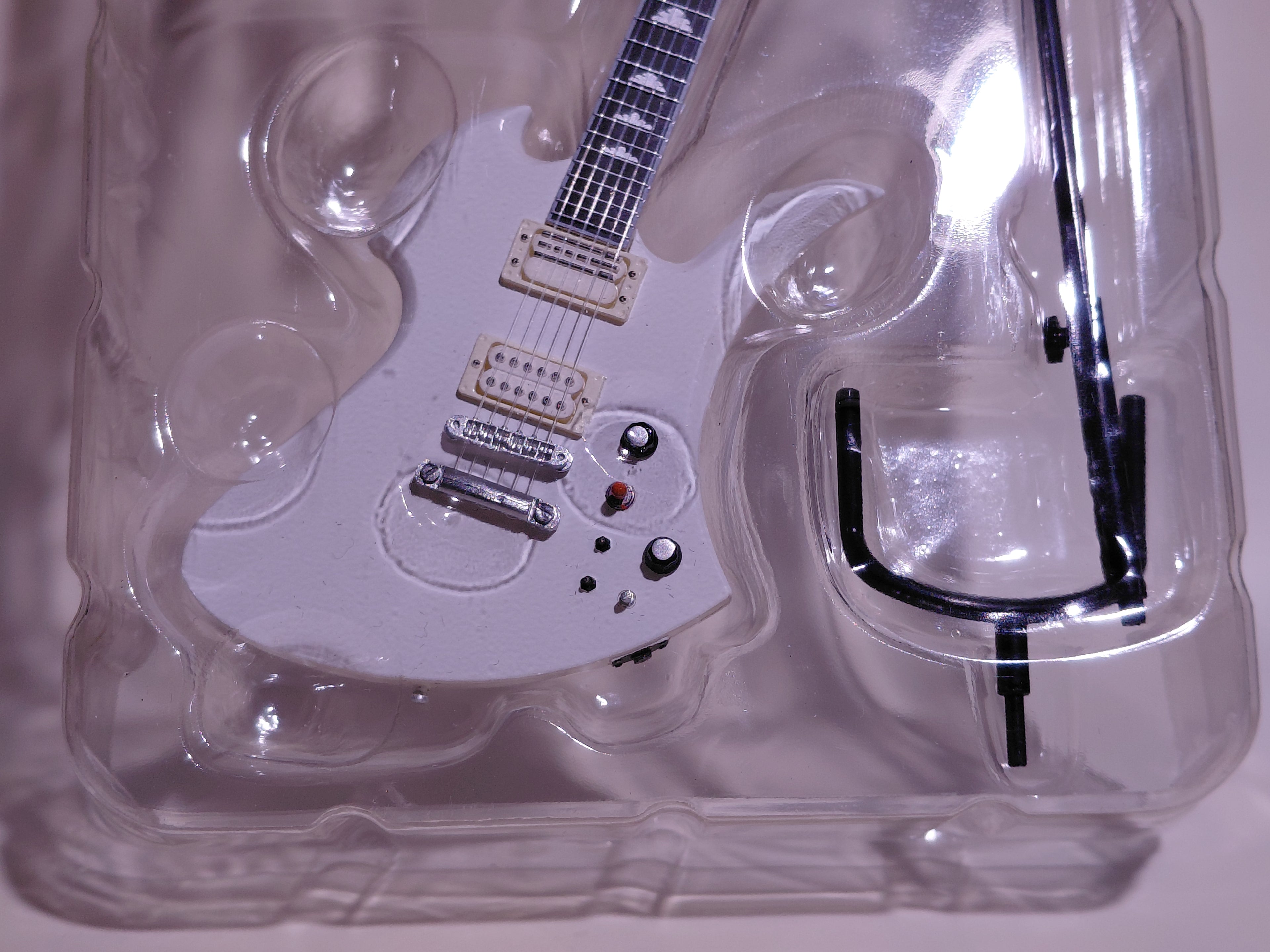 Burny MG-SW "Snow White" ~hide Guitar Collection~ 1/8 Scale Official Guitar Figure ☆hide Guitar Collection ☆hide Figure FERNANDES