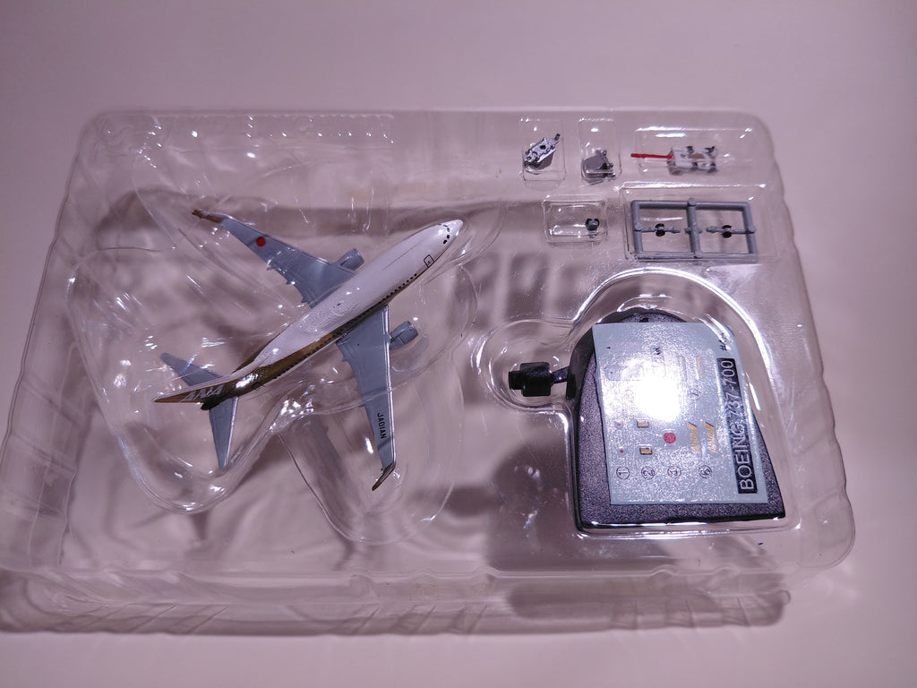 F-toys 1/500 ANA Wing Collection 2 #4a Boeing 737-700 Gold Jet