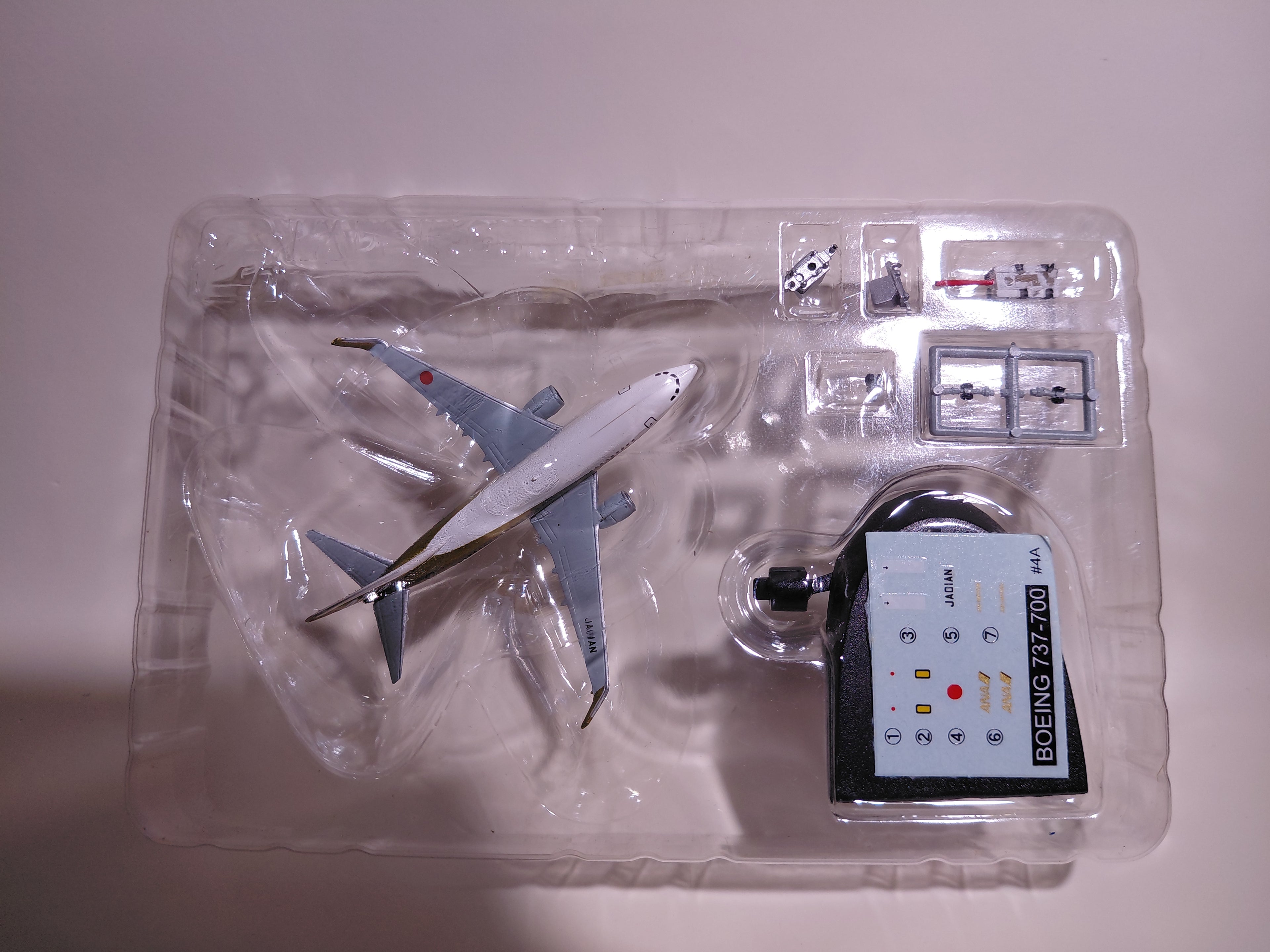 F-toys 1/500 ANA Wing Collection 2 #4a Boeing 737-700 Gold Jet