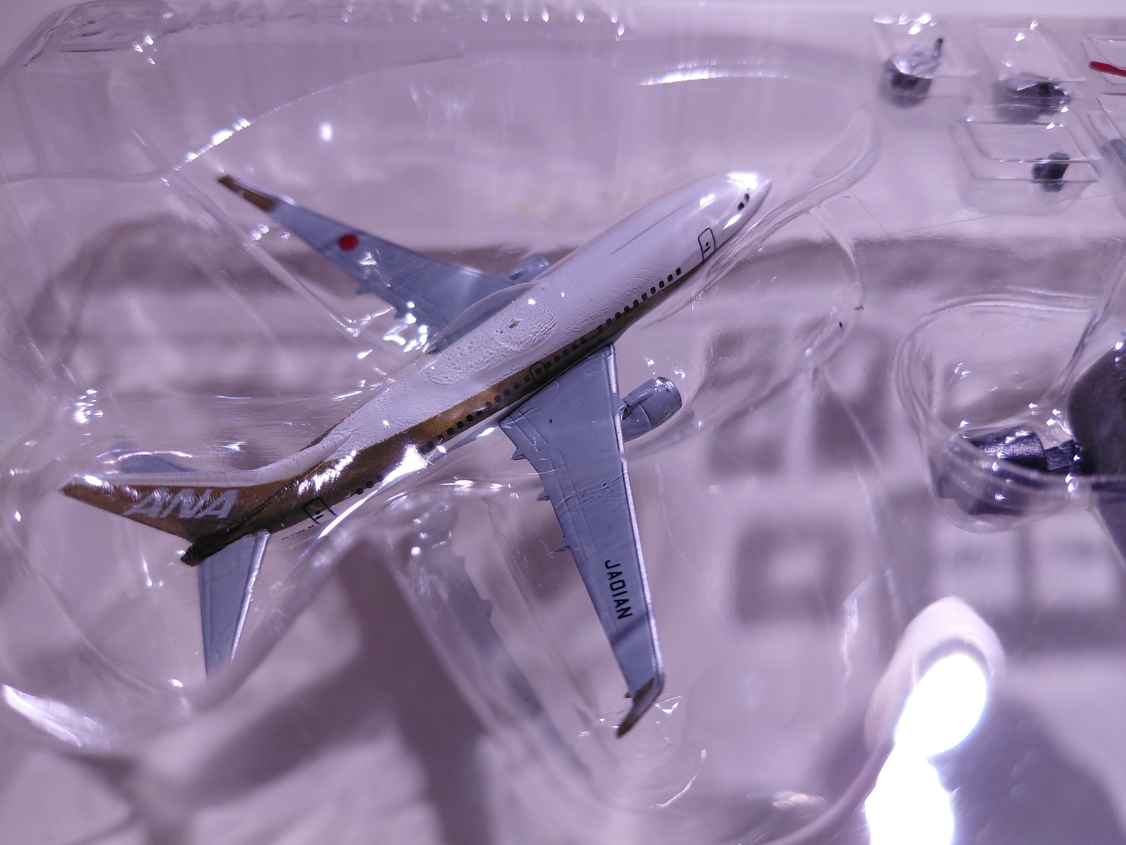 F-toys 1/500 ANA Wing Collection 2 #4a Boeing 737-700 Gold Jet