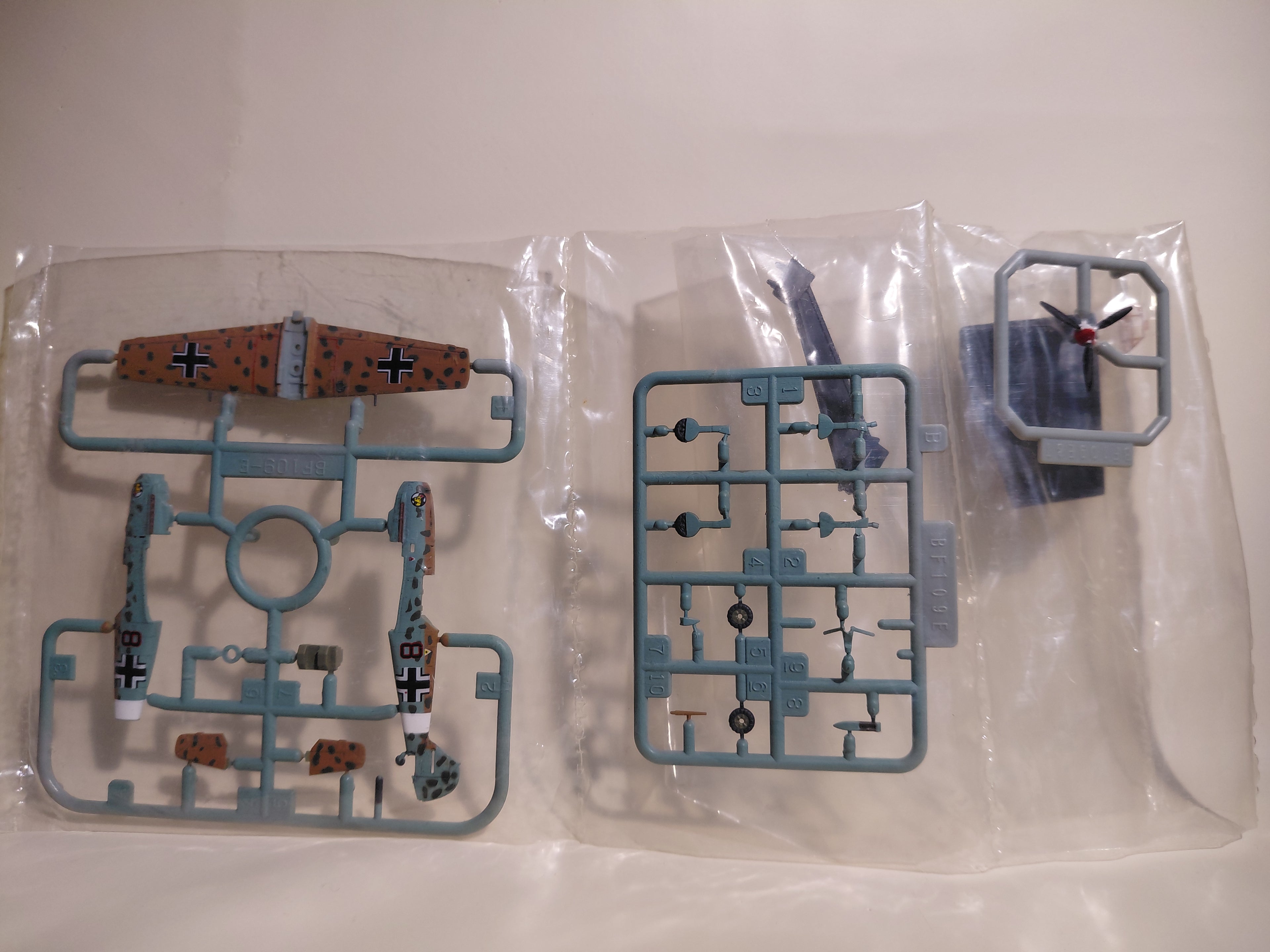 Takara 1/144 Wings of the Luftwaffe Series 3 #2  German Messerschmitt Bf109E-4 Trop