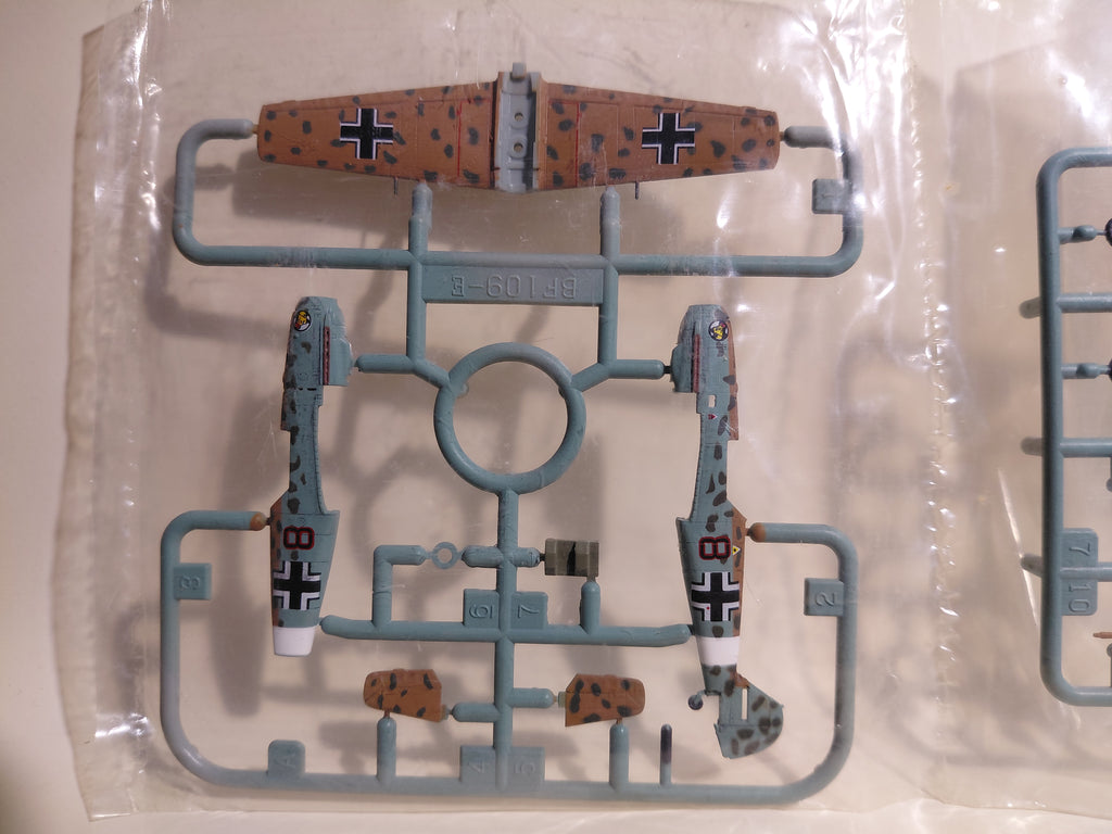 Takara 1/144 Wings of the Luftwaffe Series 3 #2  German Messerschmitt Bf109E-4 Trop