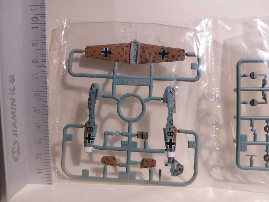 Takara 1/144 Wings of the Luftwaffe Series 3 #2  German Messerschmitt Bf109E-4 Trop