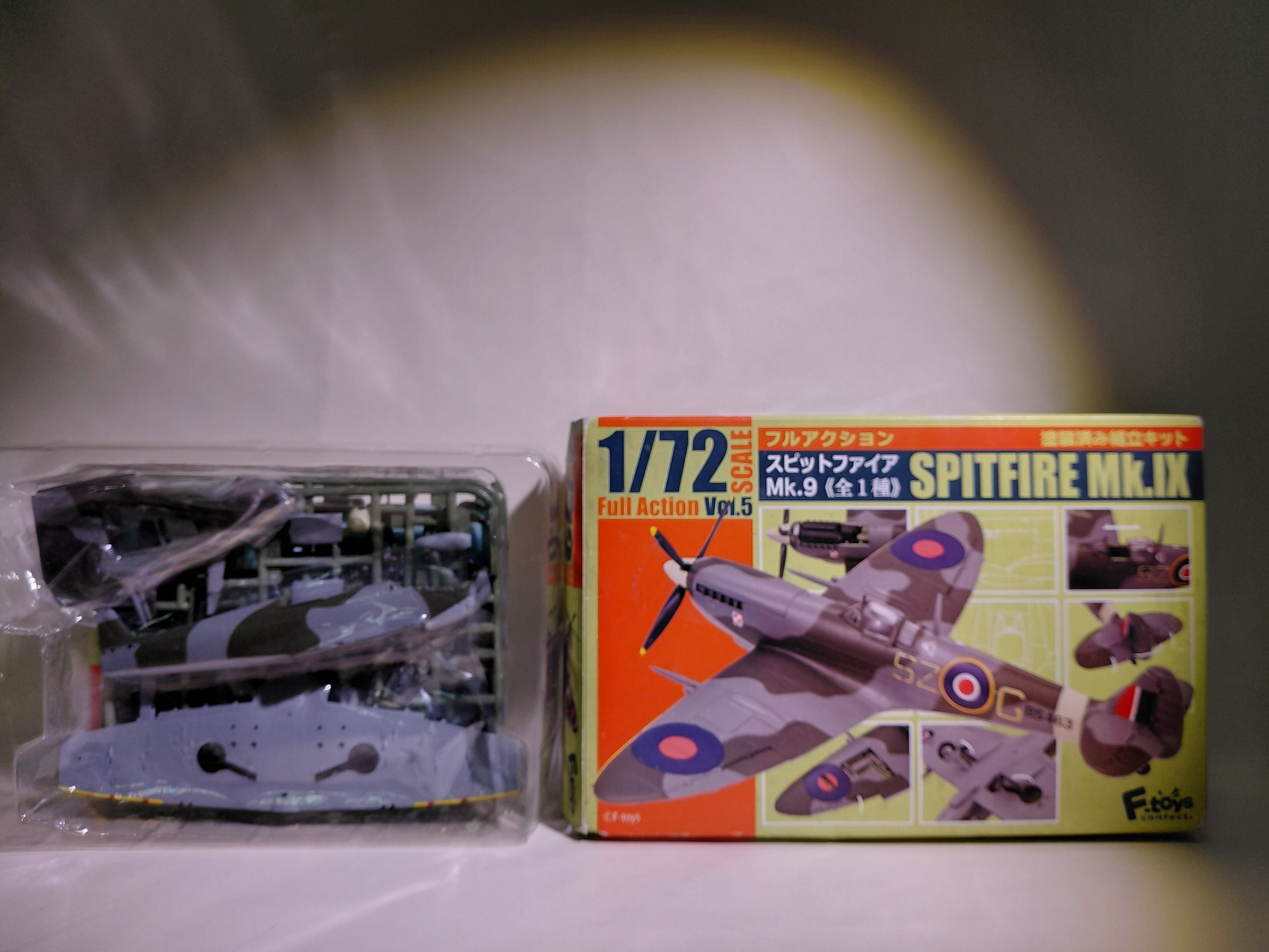 F-Toys Spitfire Mk.9 1/72 Full Action Pre-Painted Assembly Kit