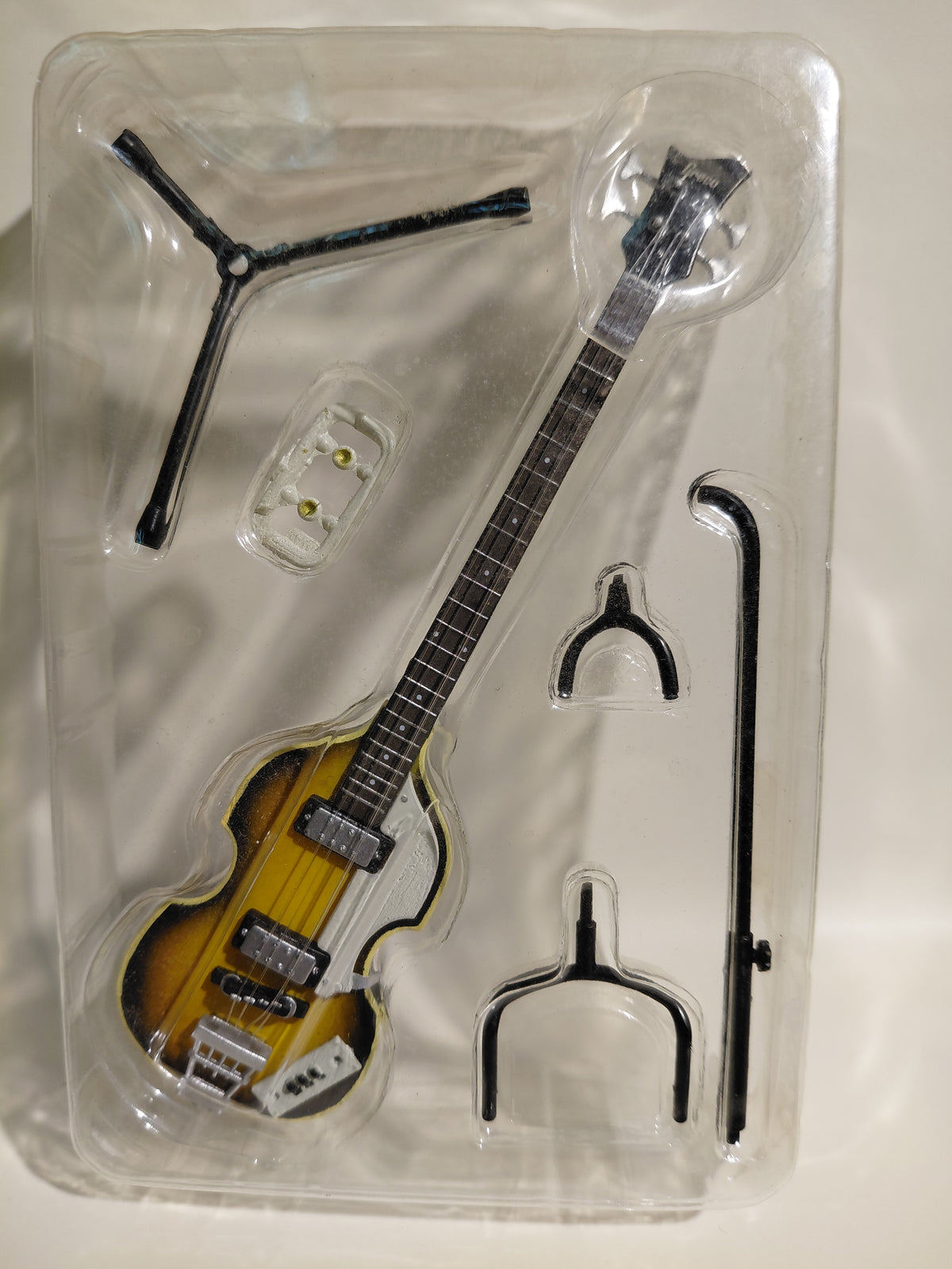 GRECO Violin Bass VB-100 ~THE GUITAR LEGEND by Zemaitis & Greco~ 1/8 Scale Official Guitar Figure ★Paul McCartney ☆Guitar Figure ☆Miniature