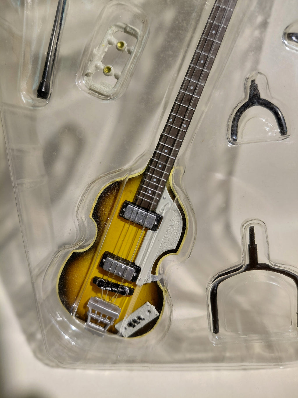 GRECO Violin Bass VB-100 ~THE GUITAR LEGEND by Zemaitis & Greco~ 1/8 Scale Official Guitar Figure ★Paul McCartney ☆Guitar Figure ☆Miniature