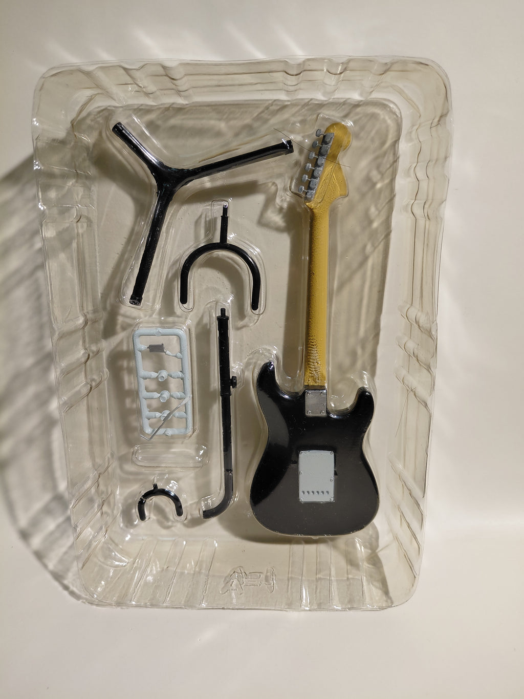 Fender 1/8 Guitar Collection 2 ~THE SPIRIT OF ROCK-N-ROLL~ '68 Stratocaster Left hand Black Musical Instrument Miniature