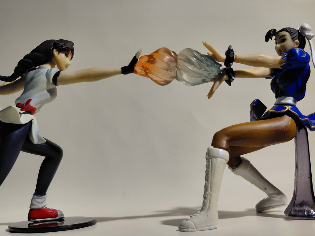 YUJIN CAPCOM VS SNK SR Figure Yuri Sakazaki vs Chun Li Gashapon Street Fighter (New Sealed in bag)