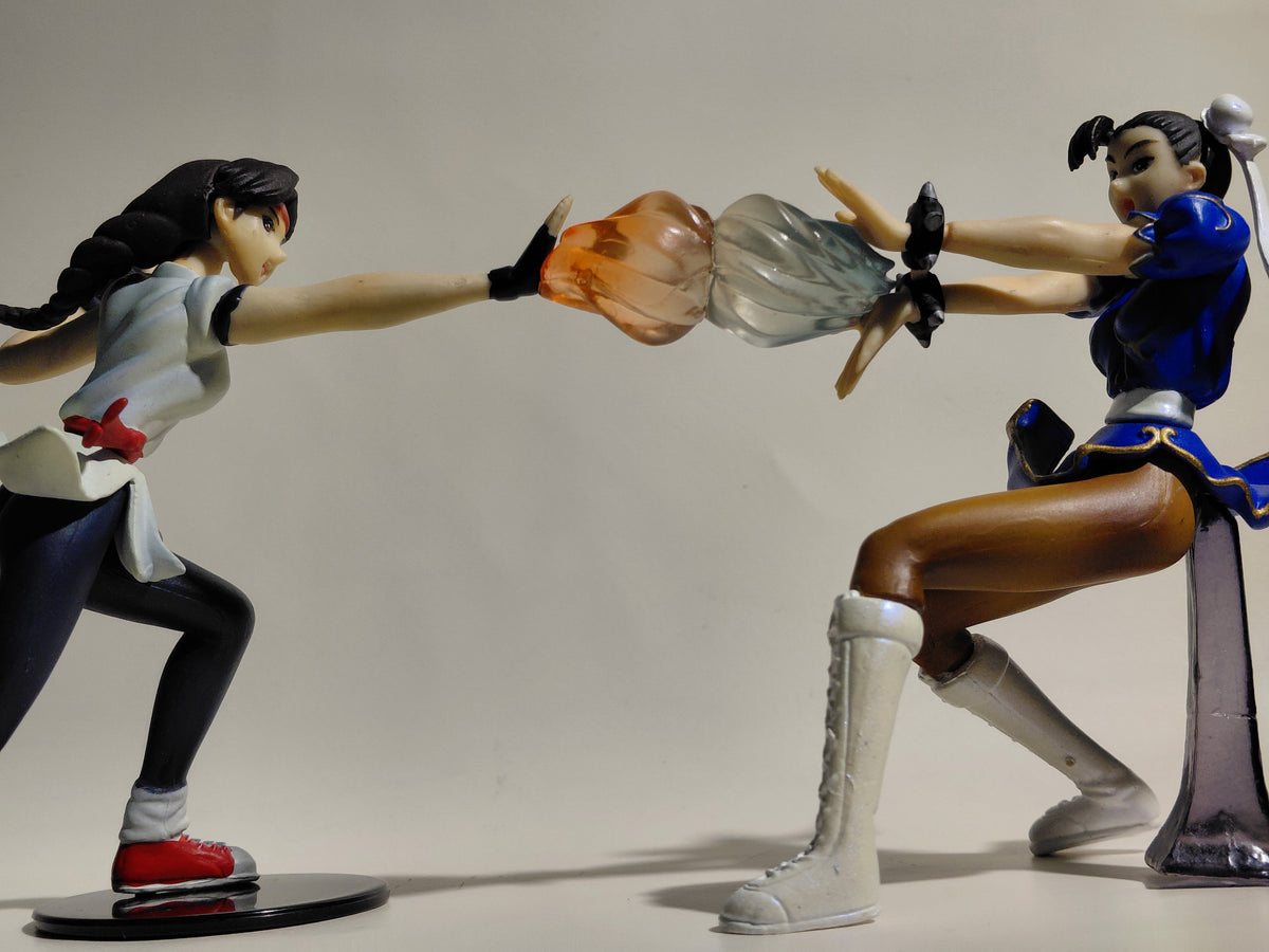 YUJIN CAPCOM VS SNK SR Figure Yuri Sakazaki vs Chun Li Gashapon Street Fighter (New Sealed in bag)