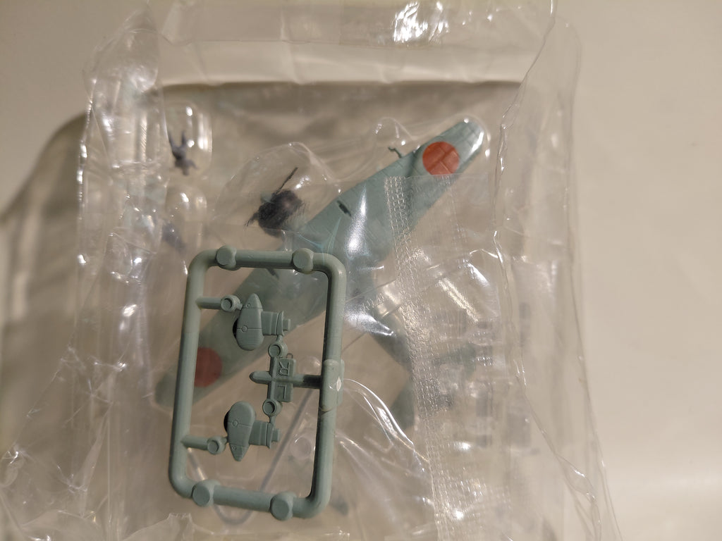 Wing Club Collection L #4 Type 97 Command Reconnaissance Aircraft Model 1 (with 2 figures)