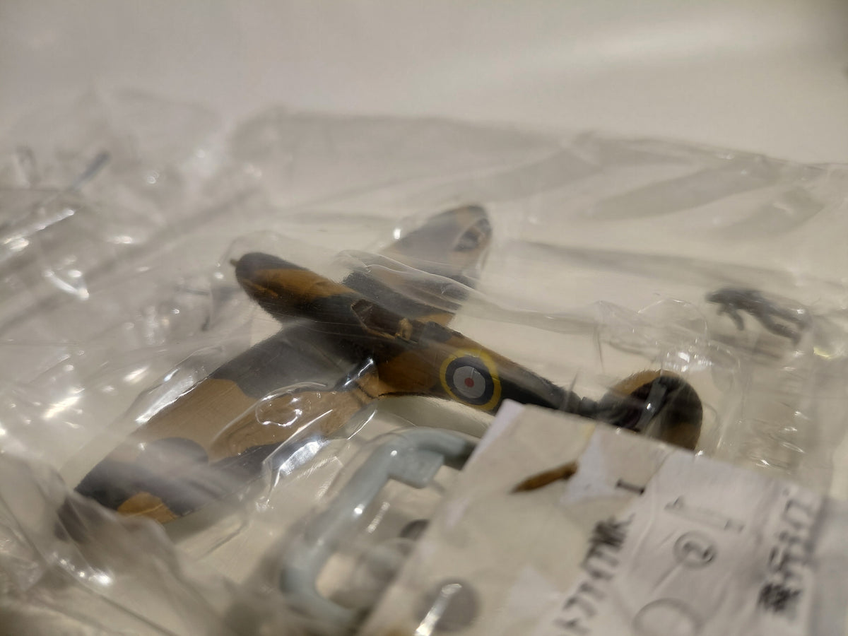 1/144 scale Wing Club Collection Part 1 07 Spitfire Mk.1 Bandai (Flying)