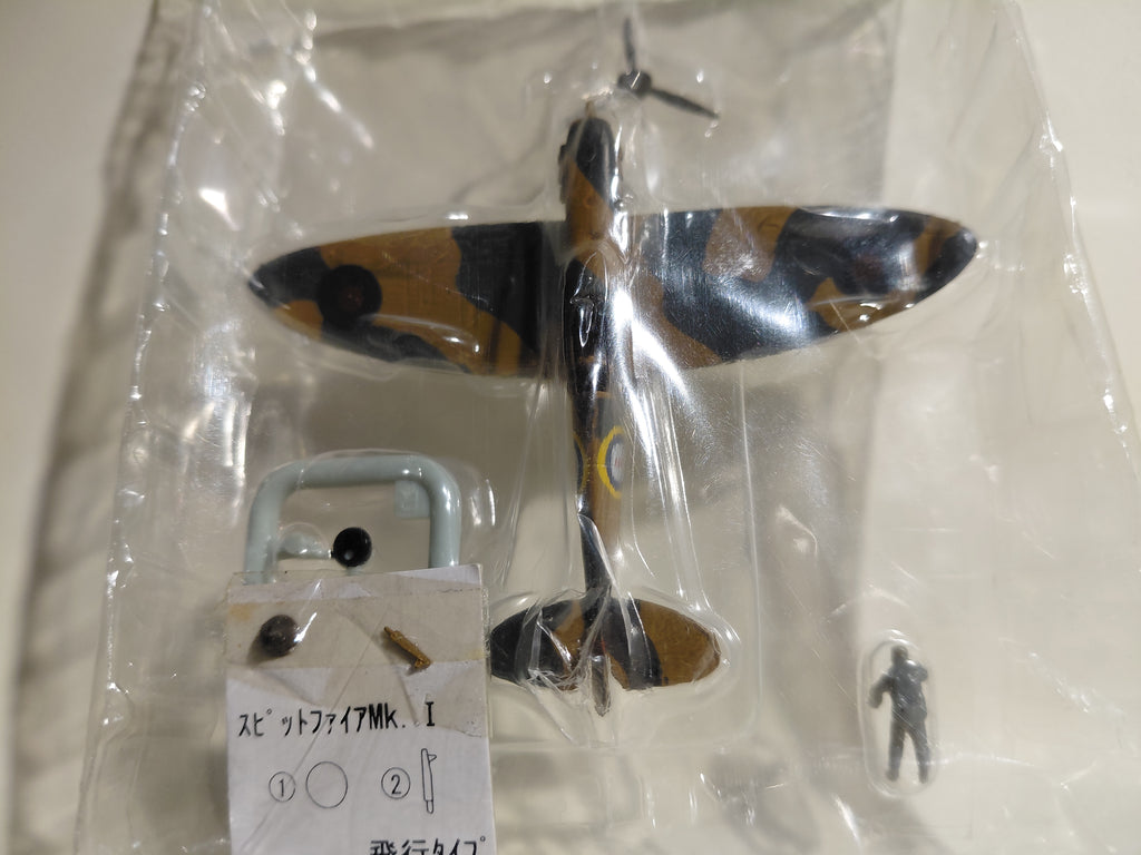 1/144 scale Wing Club Collection Part 1 07 Spitfire Mk.1 Bandai (Flying)