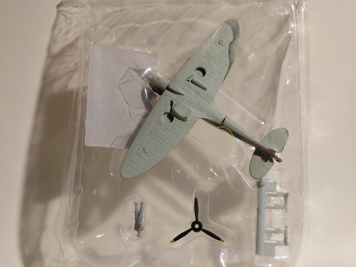 1/144 scale Wing Club Collection Part 1 07 Spitfire Mk.1 Bandai (Landing)
