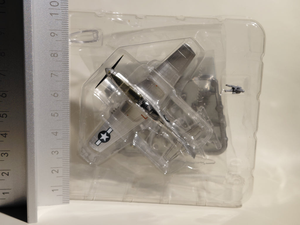 Bandai 1/144 scale Wing Club Collection L2 #4 North American P-51D Mustang fighter aircraft