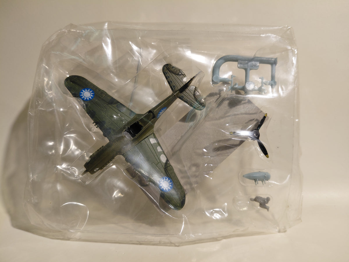 1/144 scale Wing Club Collection Part 1 - P-40 Warhawk N (Landing)