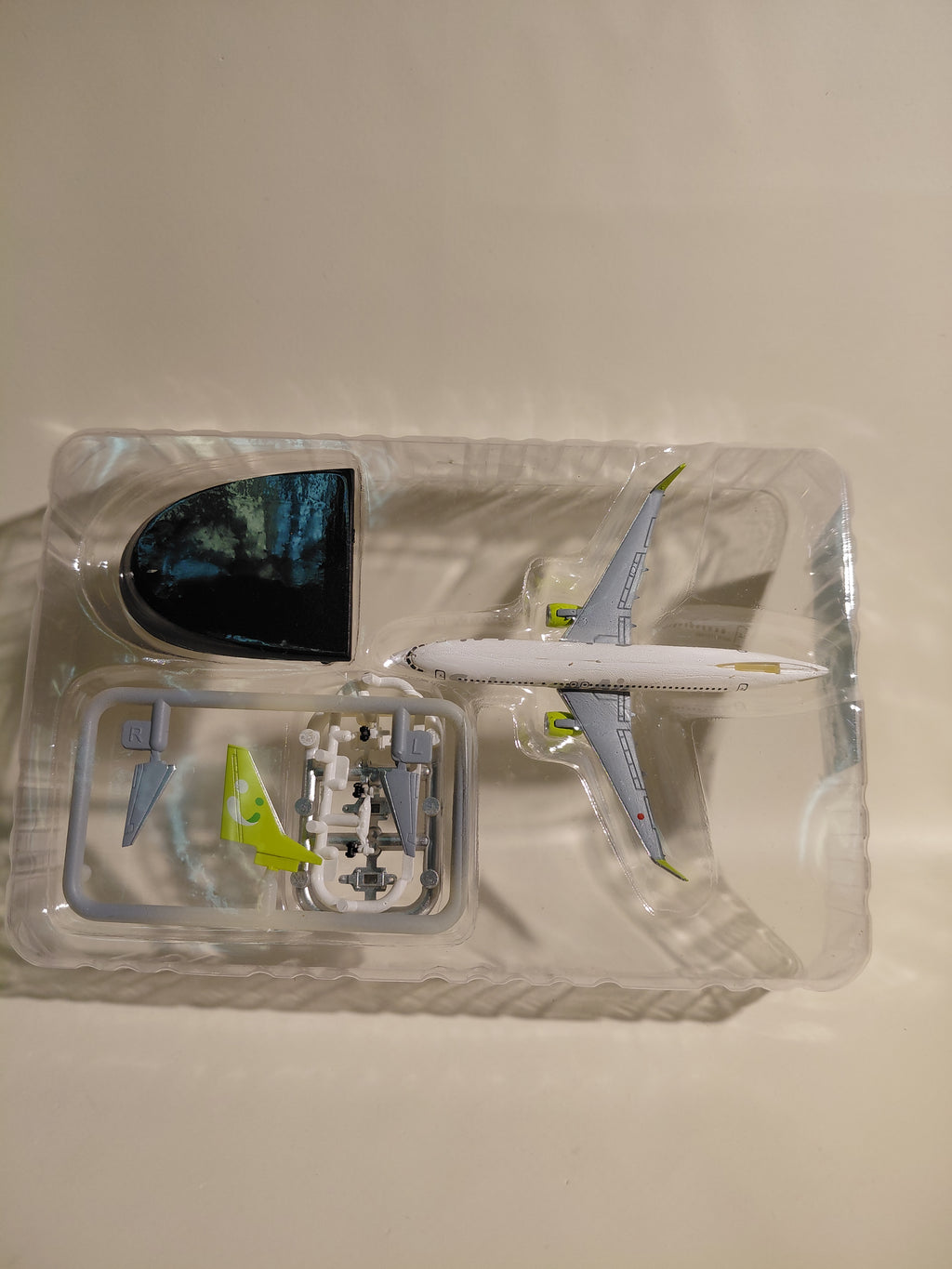 F-TOYS Solaseed Air Boeing 737-800 1/500 Scale Model Plane