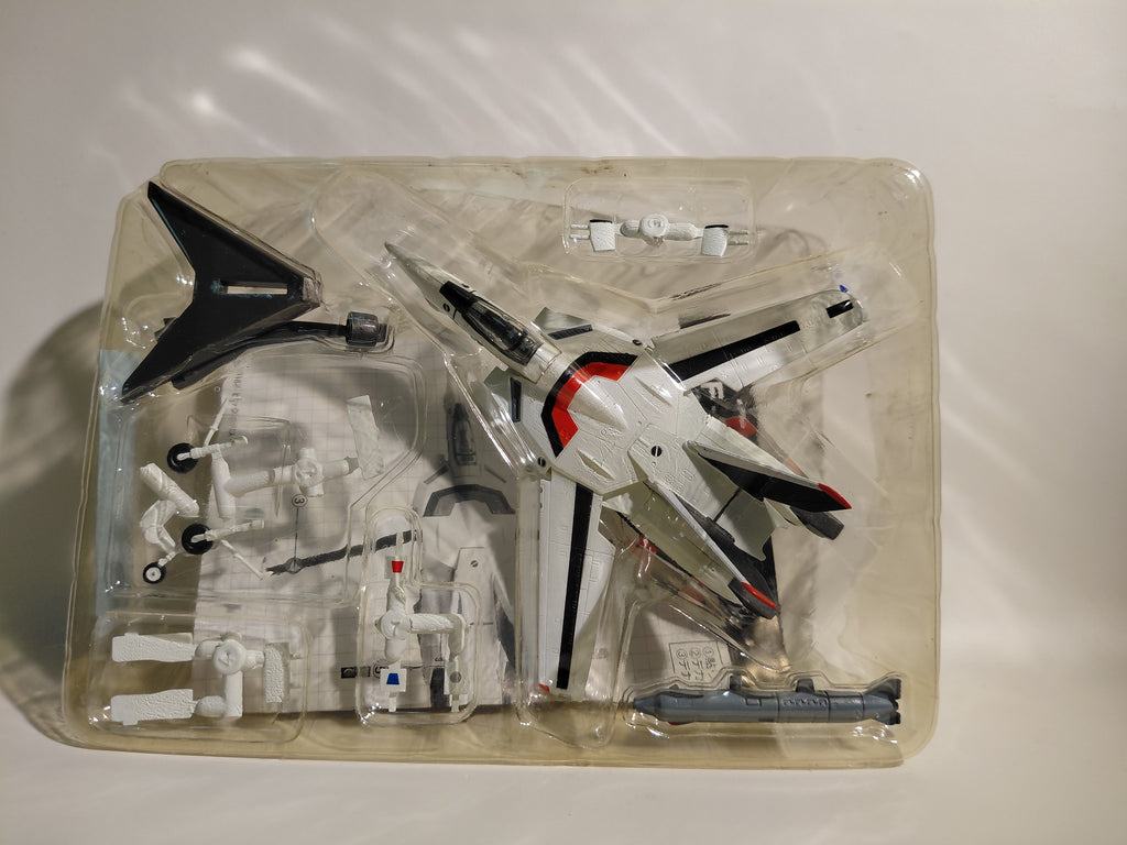 F-toys 1/144  Macross Chara-Works Volume 2 Red Stripe VF-1A Valkyrie Model Kit #2