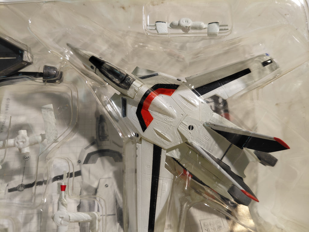 F-toys 1/144  Macross Chara-Works Volume 2 Red Stripe VF-1A Valkyrie Model Kit #2