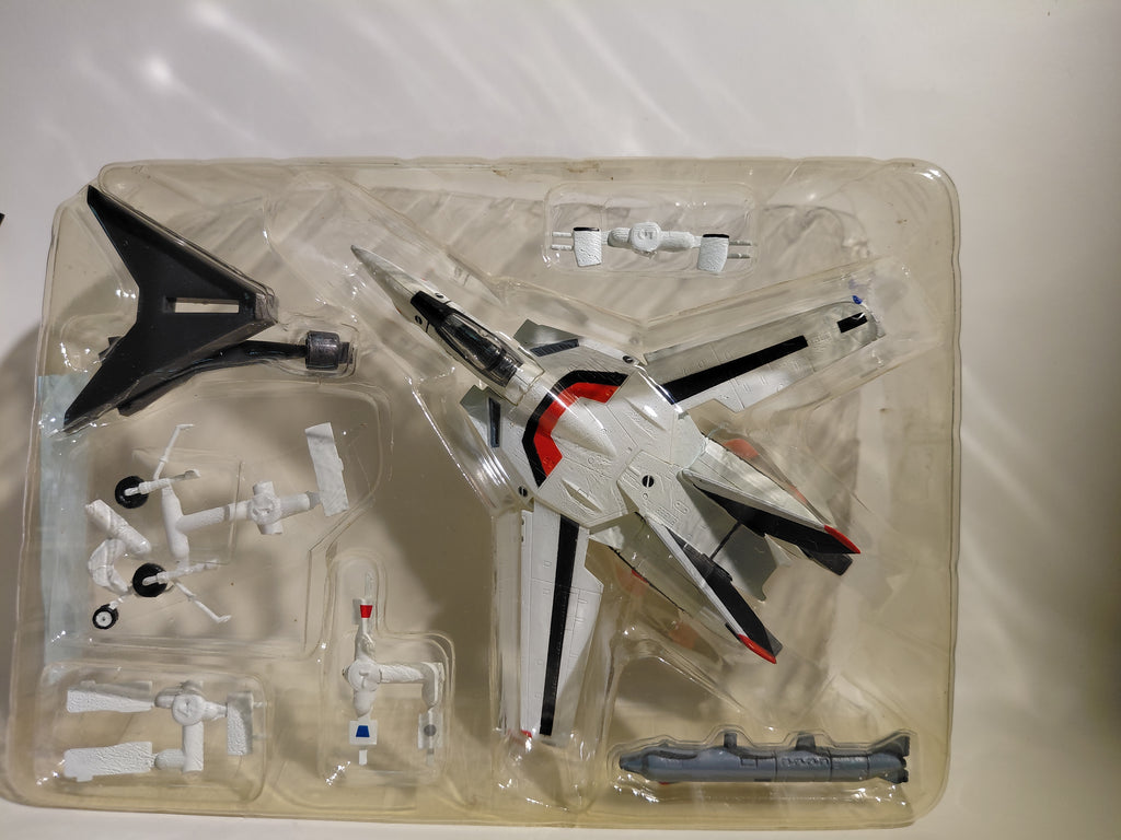 F-toys 1/144  Macross Chara-Works Volume 2 Red Stripe VF-1A Valkyrie Model Kit #2