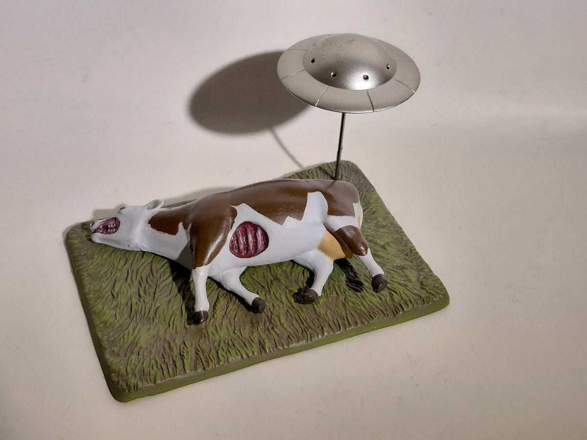 Medicom Toy The Great Mystery Museum Collection Series : UFO Cow Subjected to Cattle Mutilation (A)