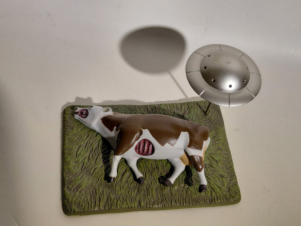 Medicom Toy The Great Mystery Museum Collection Series : UFO Cow Subjected to Cattle Mutilation (A)