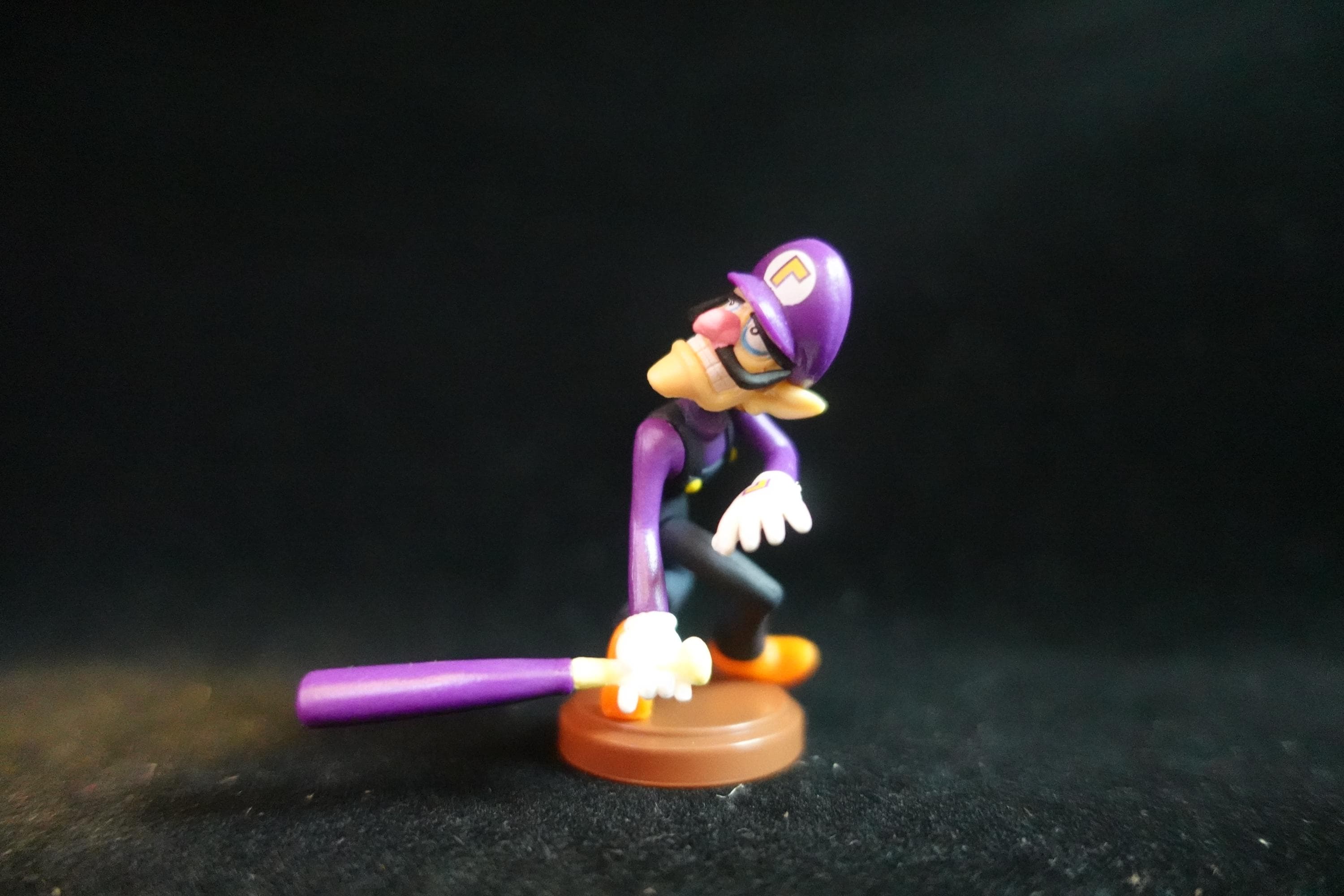 Super Mario Sport Figure Waluigi Amibo Baseball Furuta