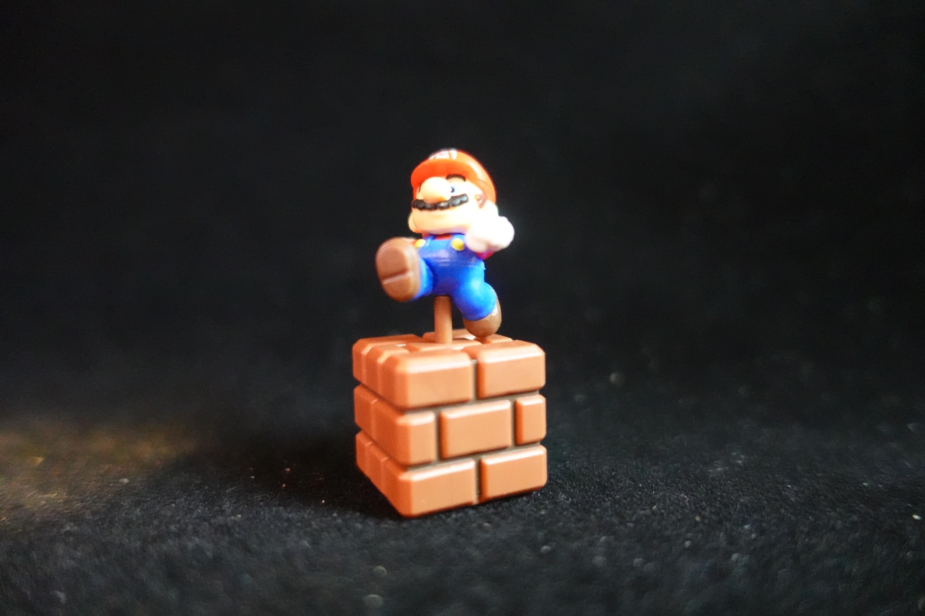 Super Mario 30th Anniversary Figure Mini Mario on the block