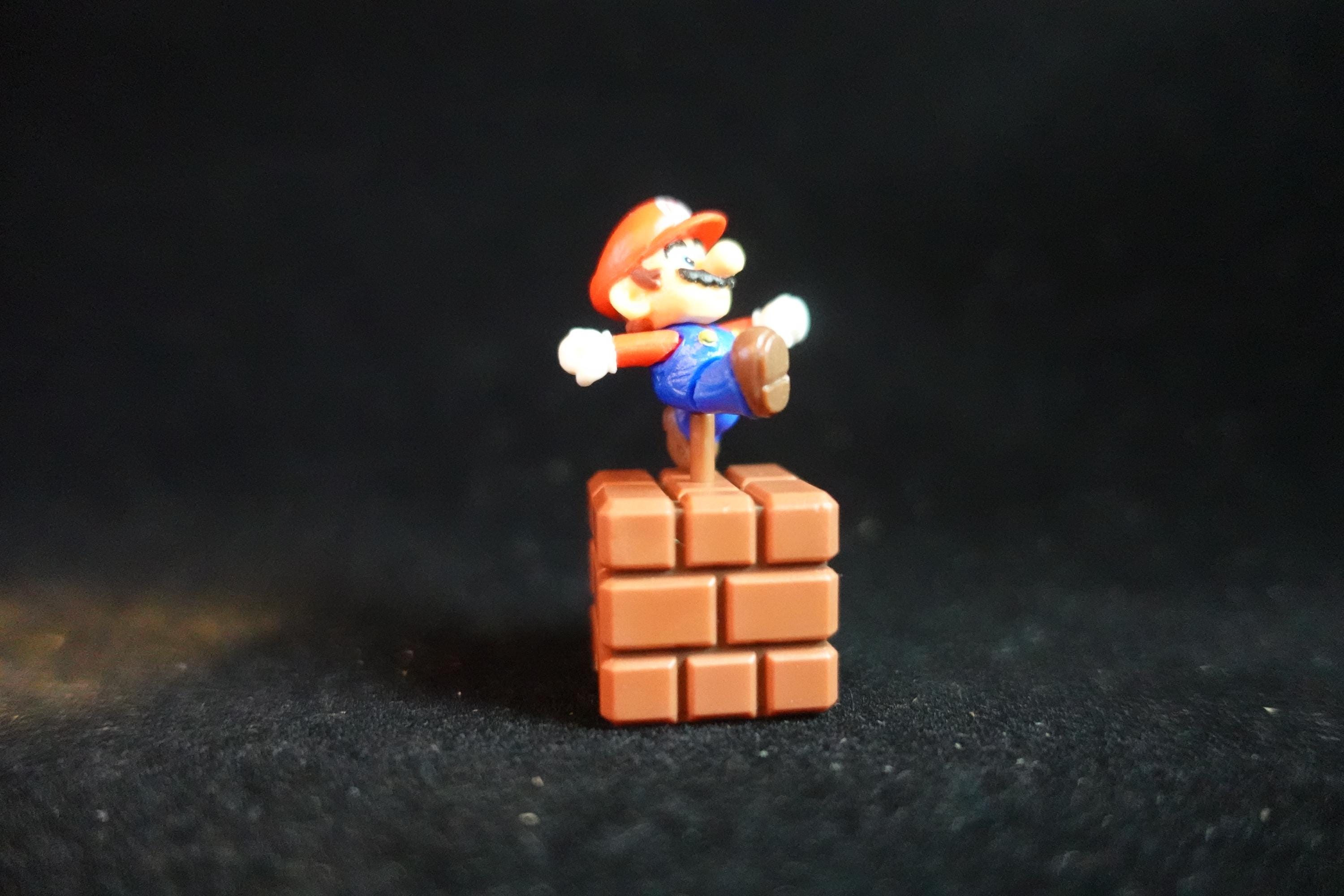 Super Mario 30th Anniversary Figure Mini Mario on the block