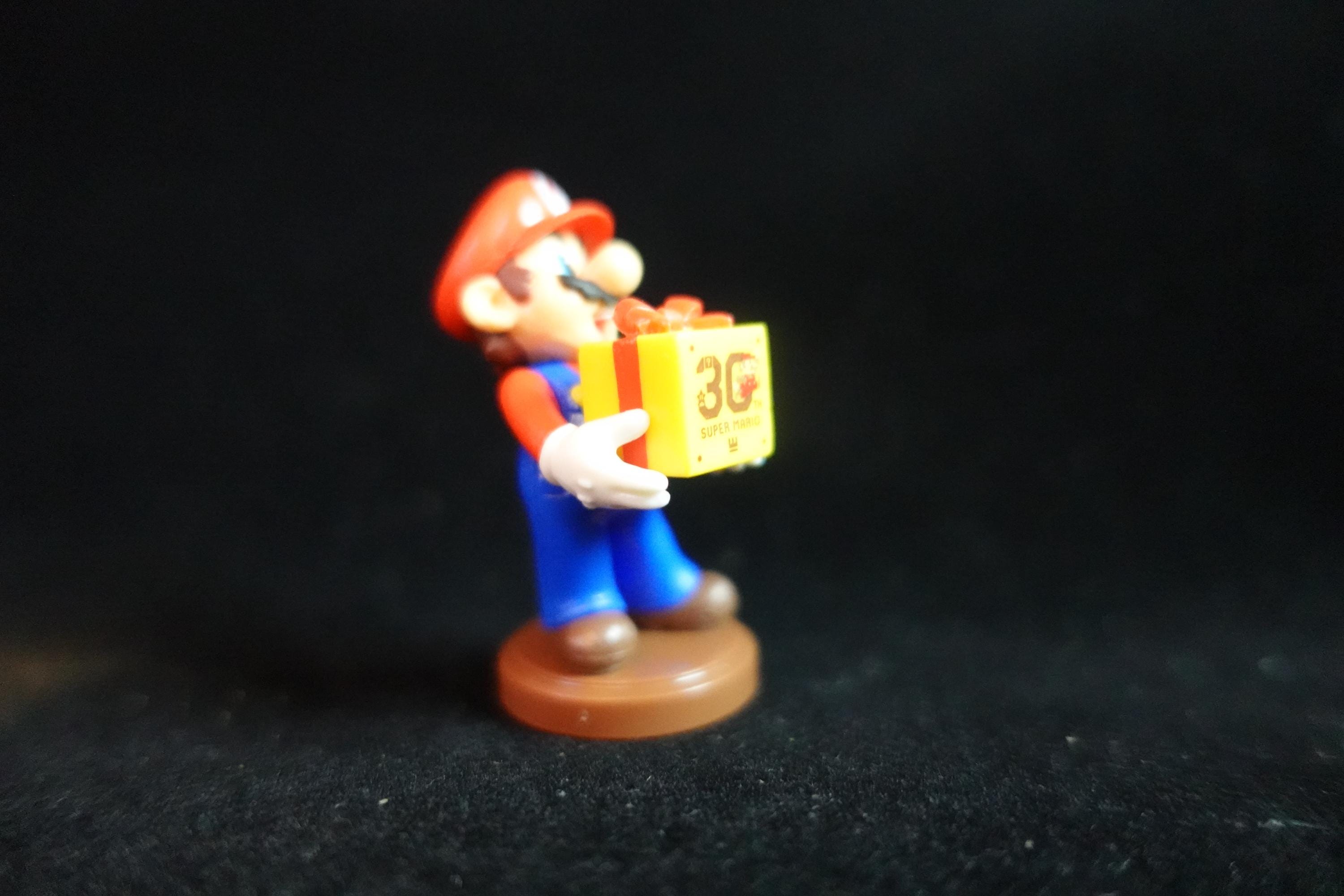 Super Mario 30th Anniversary Figure Mario & Present Red