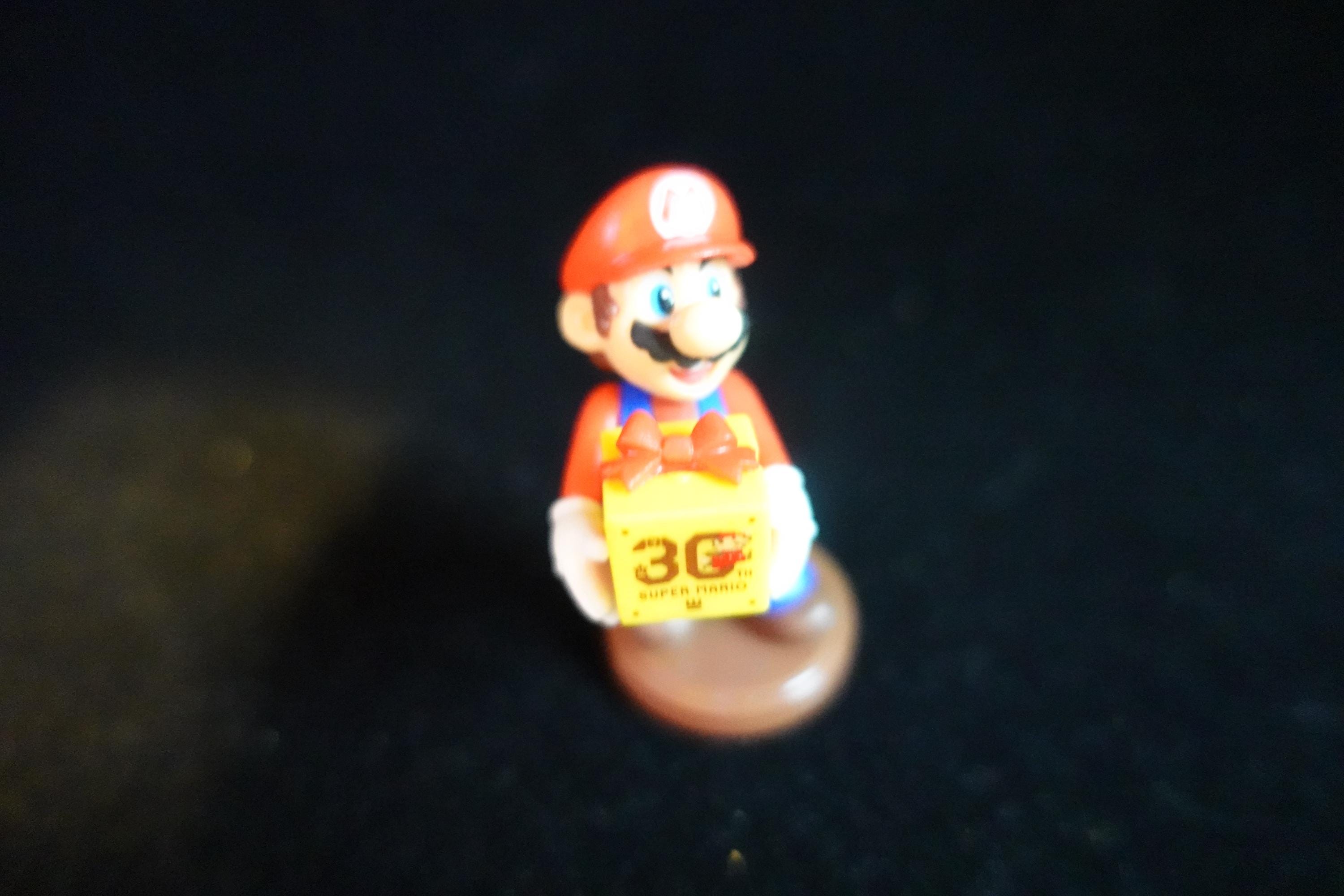 Super Mario 30th Anniversary Figure Mario & Present Red