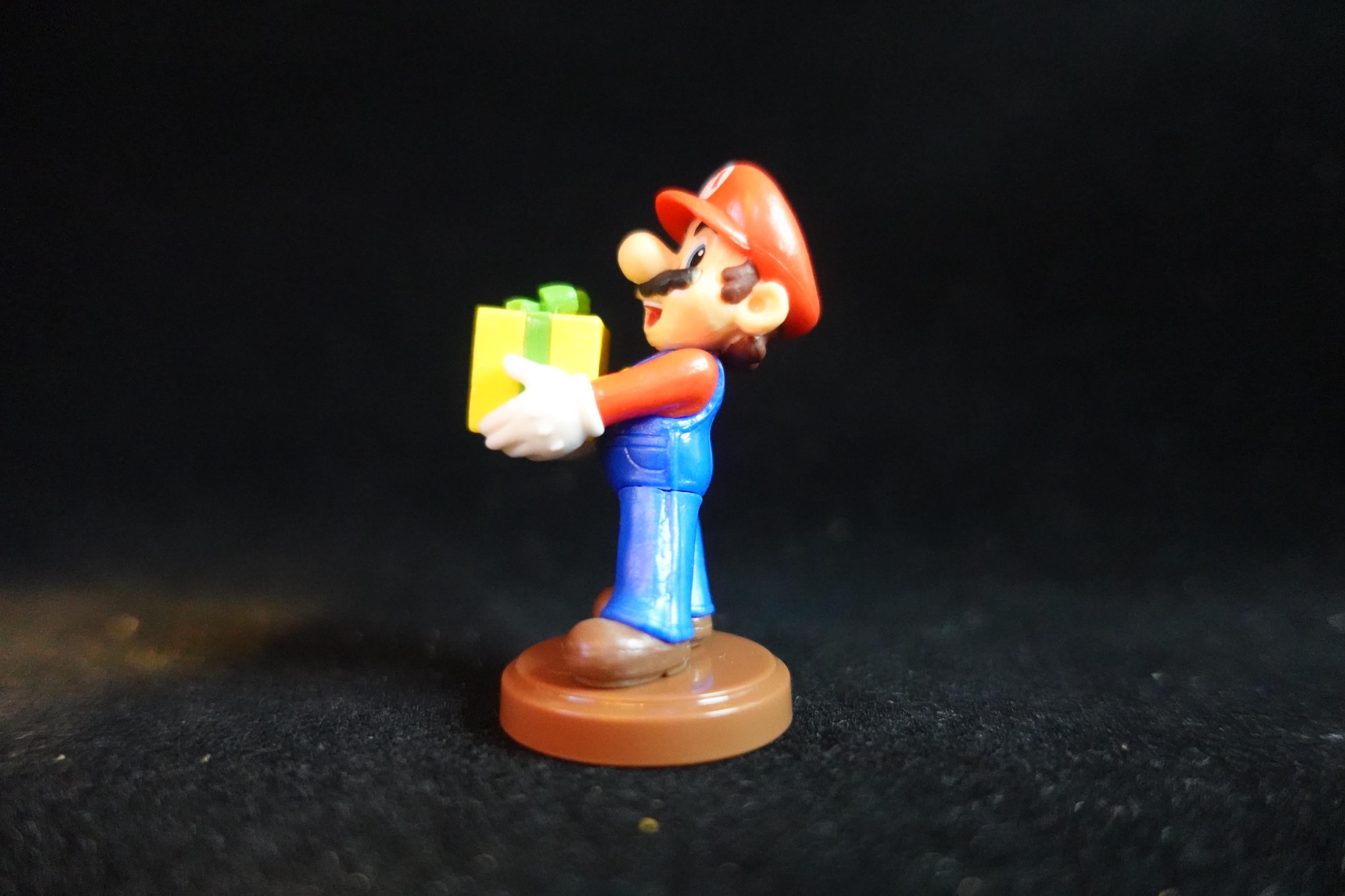 Super Mario 30th Anniversary Figure Mario & Present Green