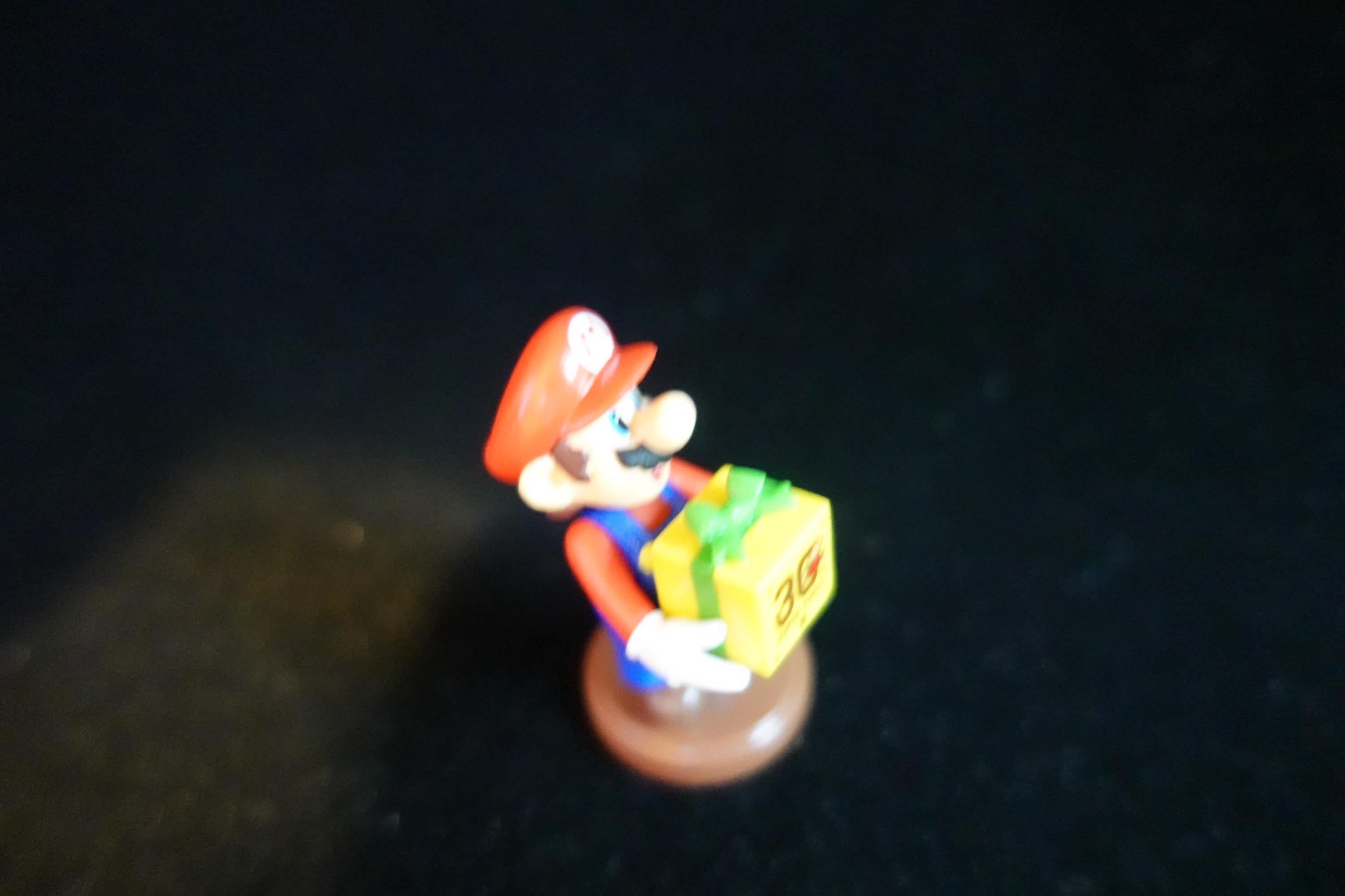 Super Mario 30th Anniversary Figure Mario & Present Green