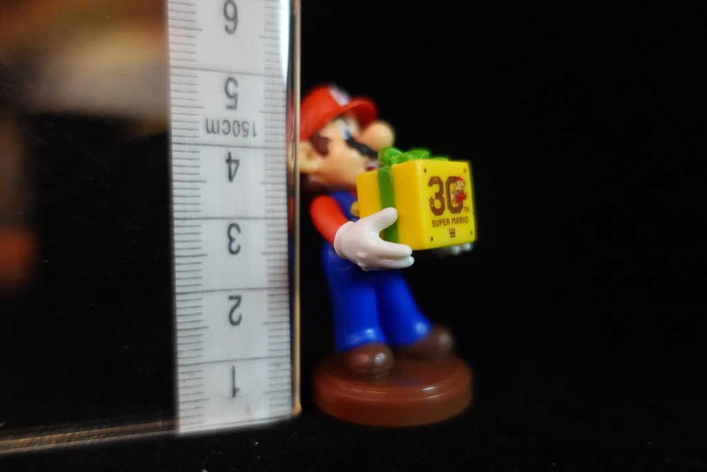 Super Mario 30th Anniversary Figure Mario & Present Green