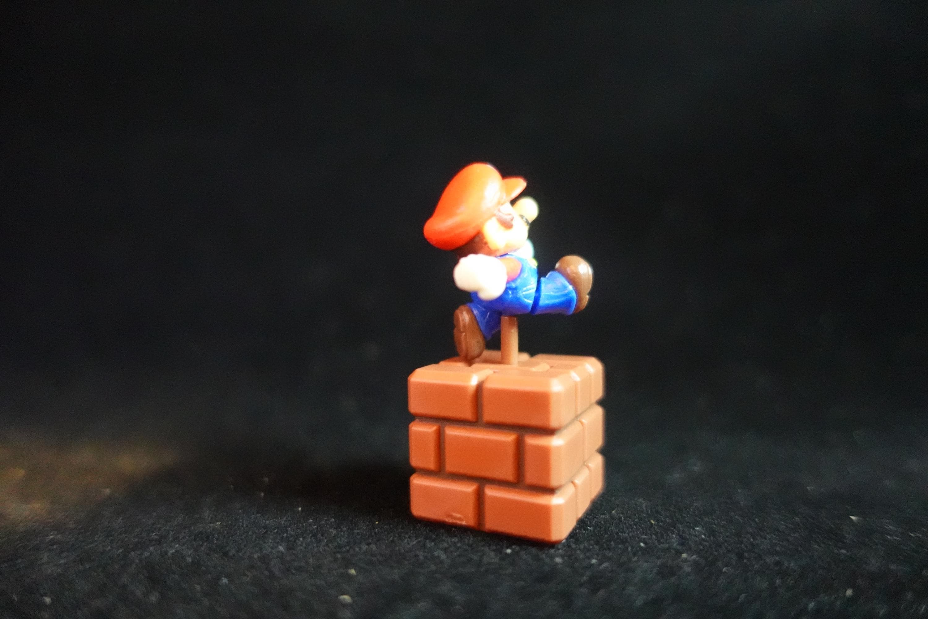 Super Mario 30th Anniversary Figure Mini Mario on the block