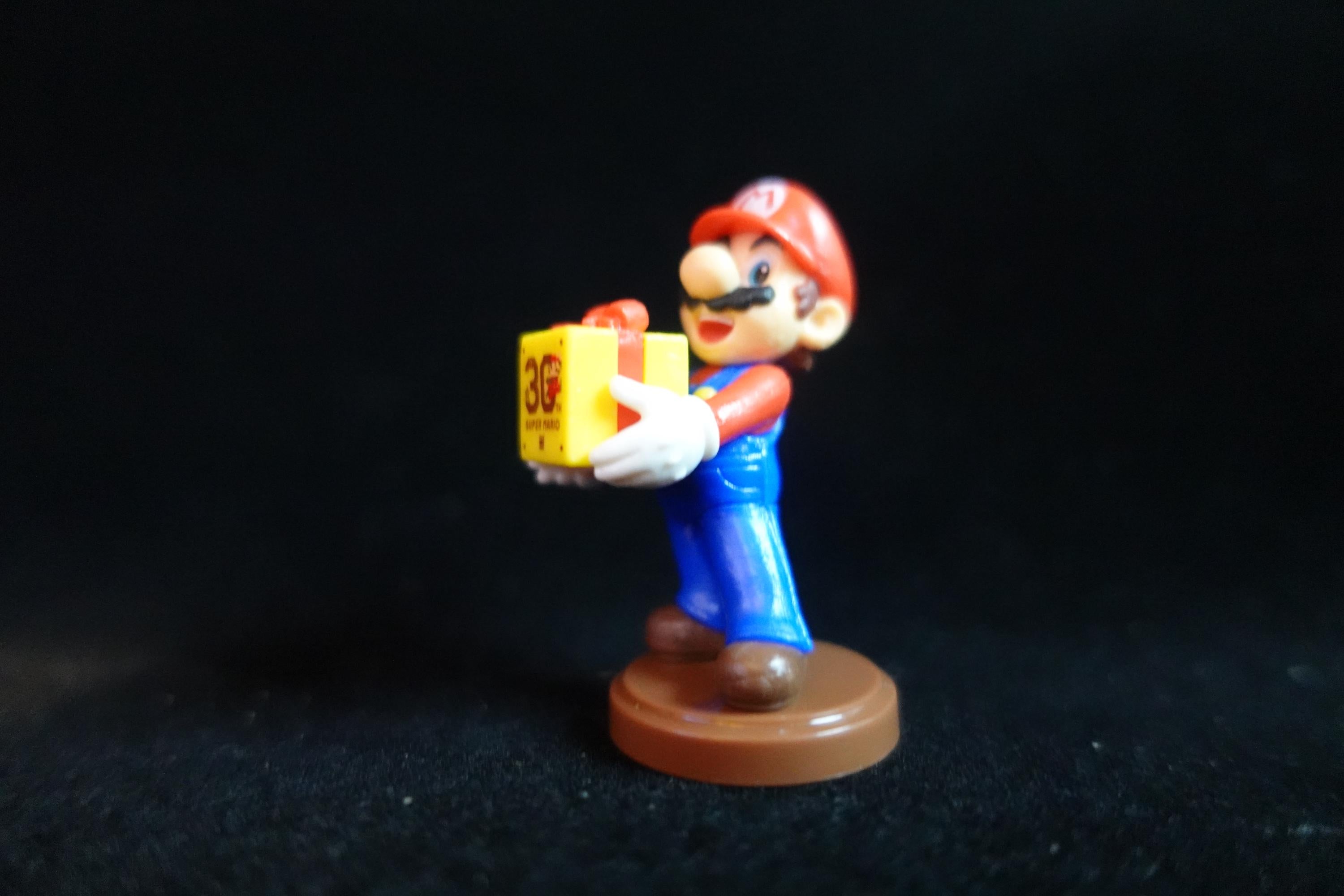 Super Mario 30th Anniversary Figure Mario & Present Red