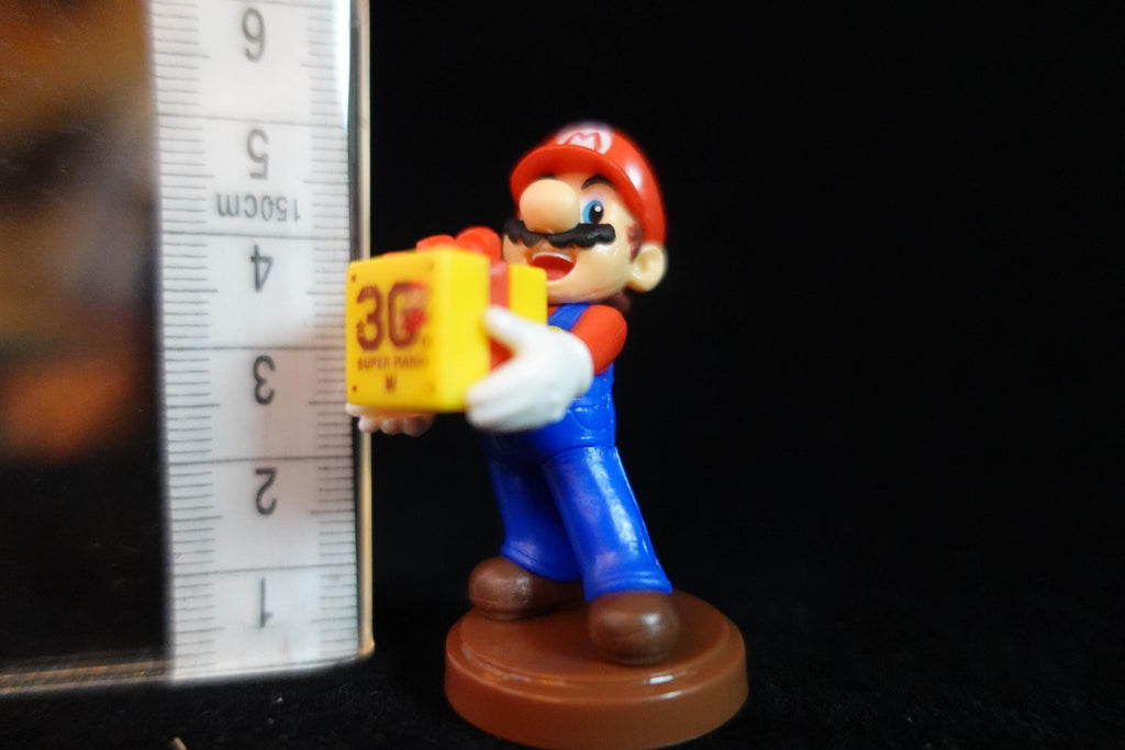 Super Mario 30th Anniversary Figure Mario & Present Red