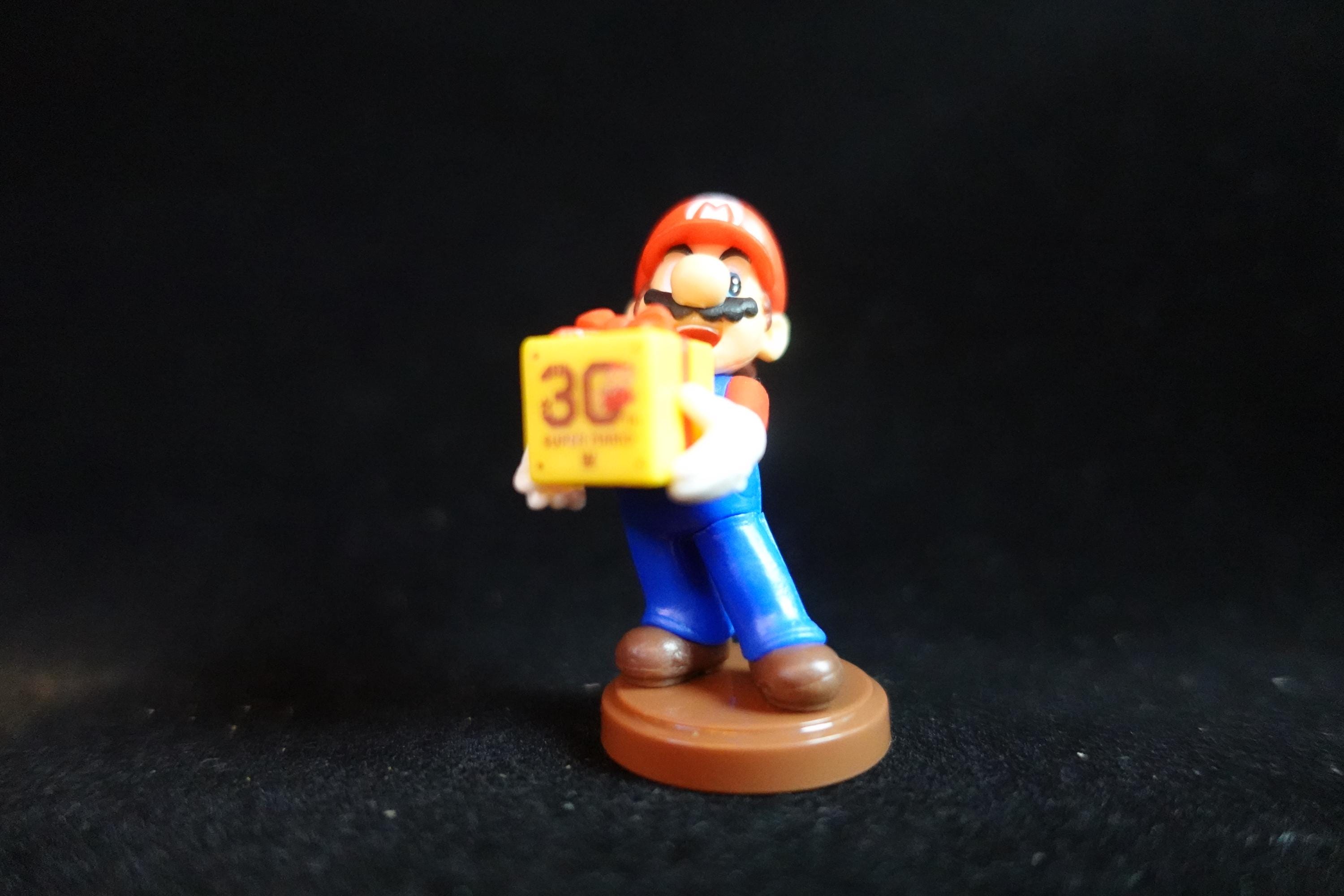 Super Mario 30th Anniversary Figure Mario & Present Red