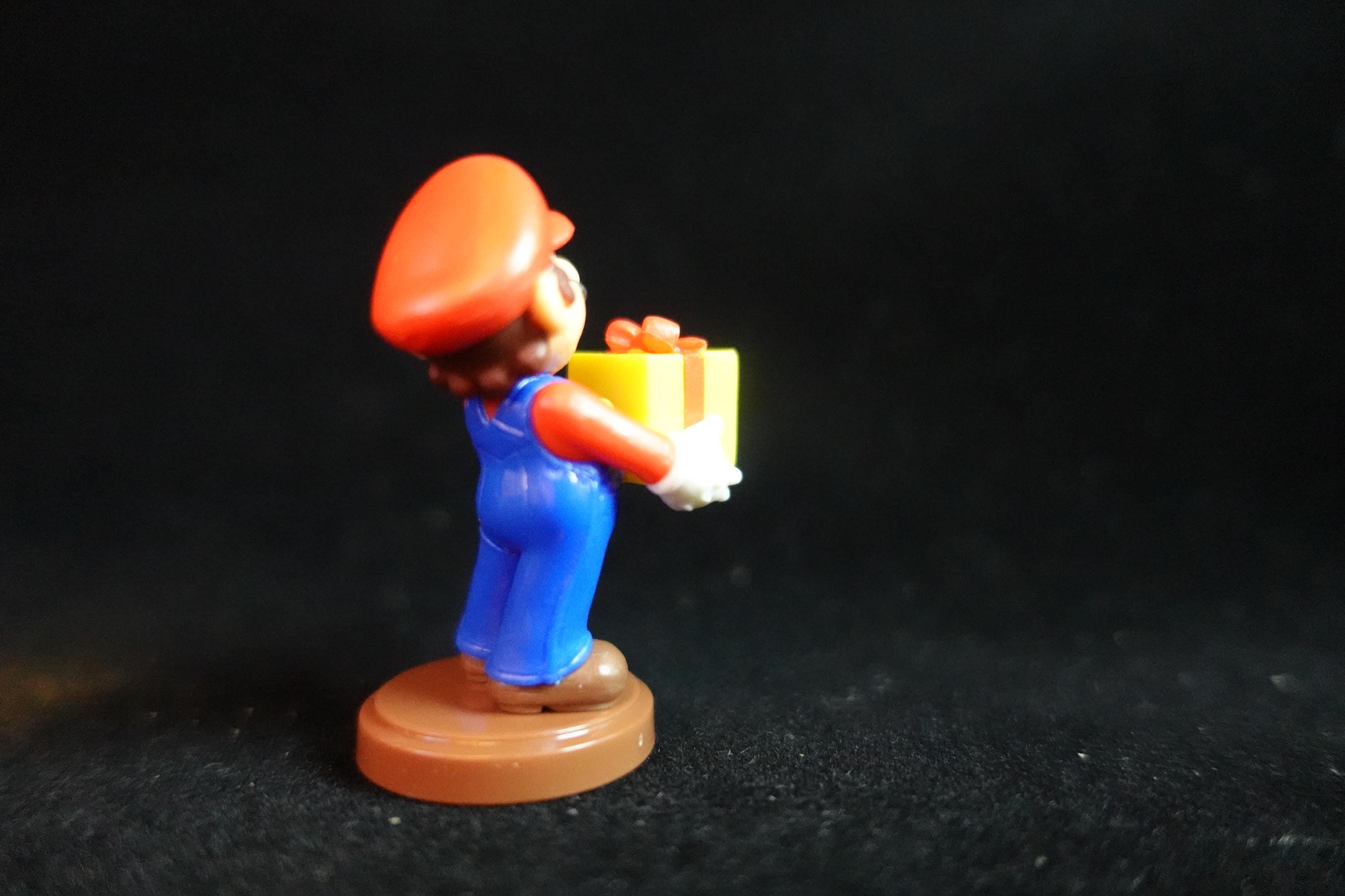 Super Mario 30th Anniversary Figure Mario & Present Red