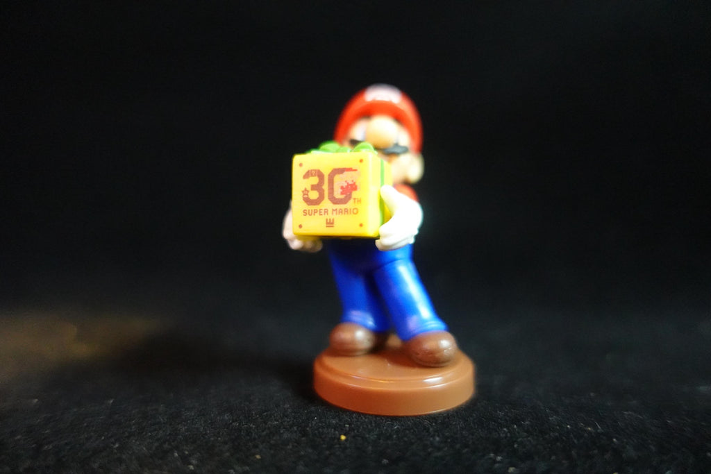 Super Mario 30th Anniversary Figure Mario & Present Green