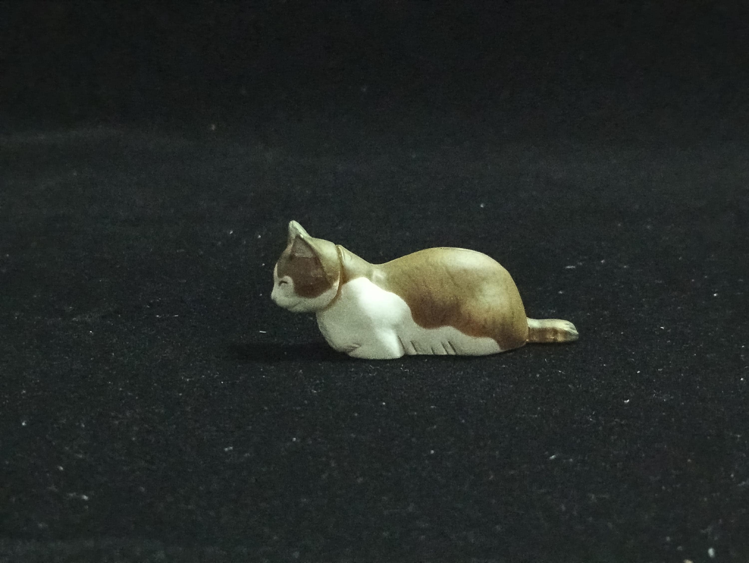 Miniature Japnese Cat(Brown-White) Figurine - Furuta
