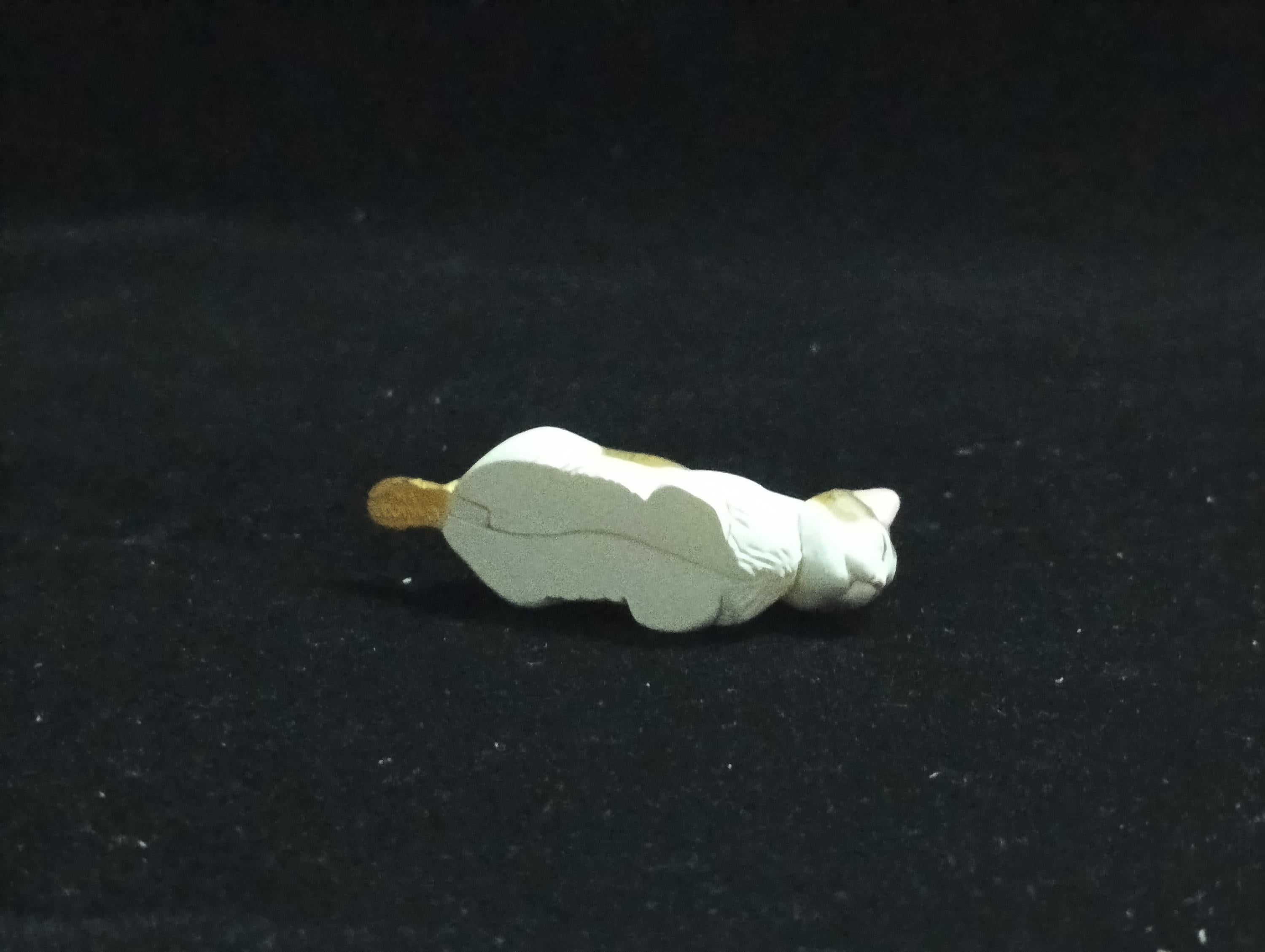 Miniature Japnese Cat(Brown-White) Figurine - Furuta