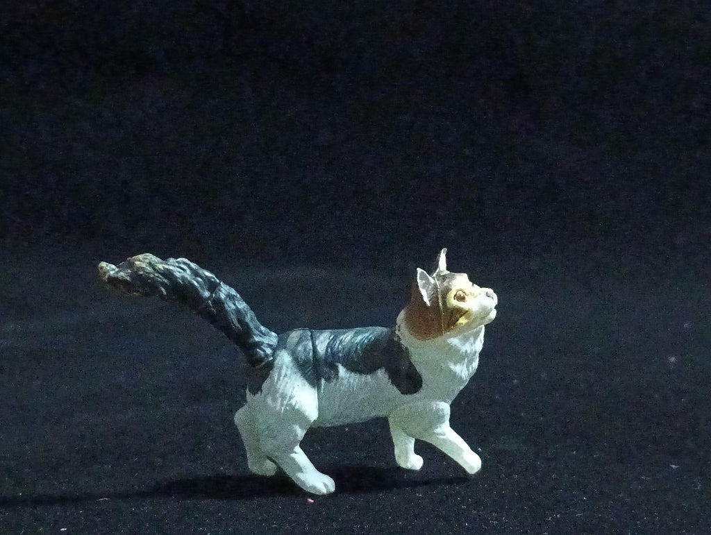 Miniature Maine Coon (White & Black) Figurine - Furuta