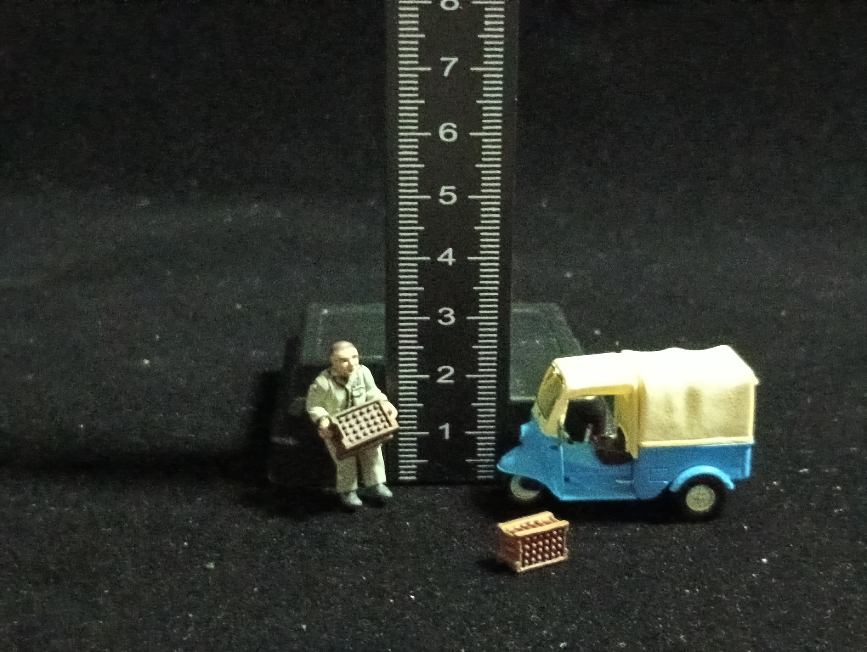 Miniature tricycle and delivery man figure diorama Showa retro Kaiyodo