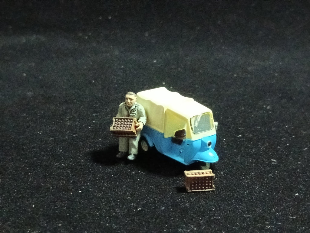 Miniature tricycle and delivery man figure diorama Showa retro Kaiyodo