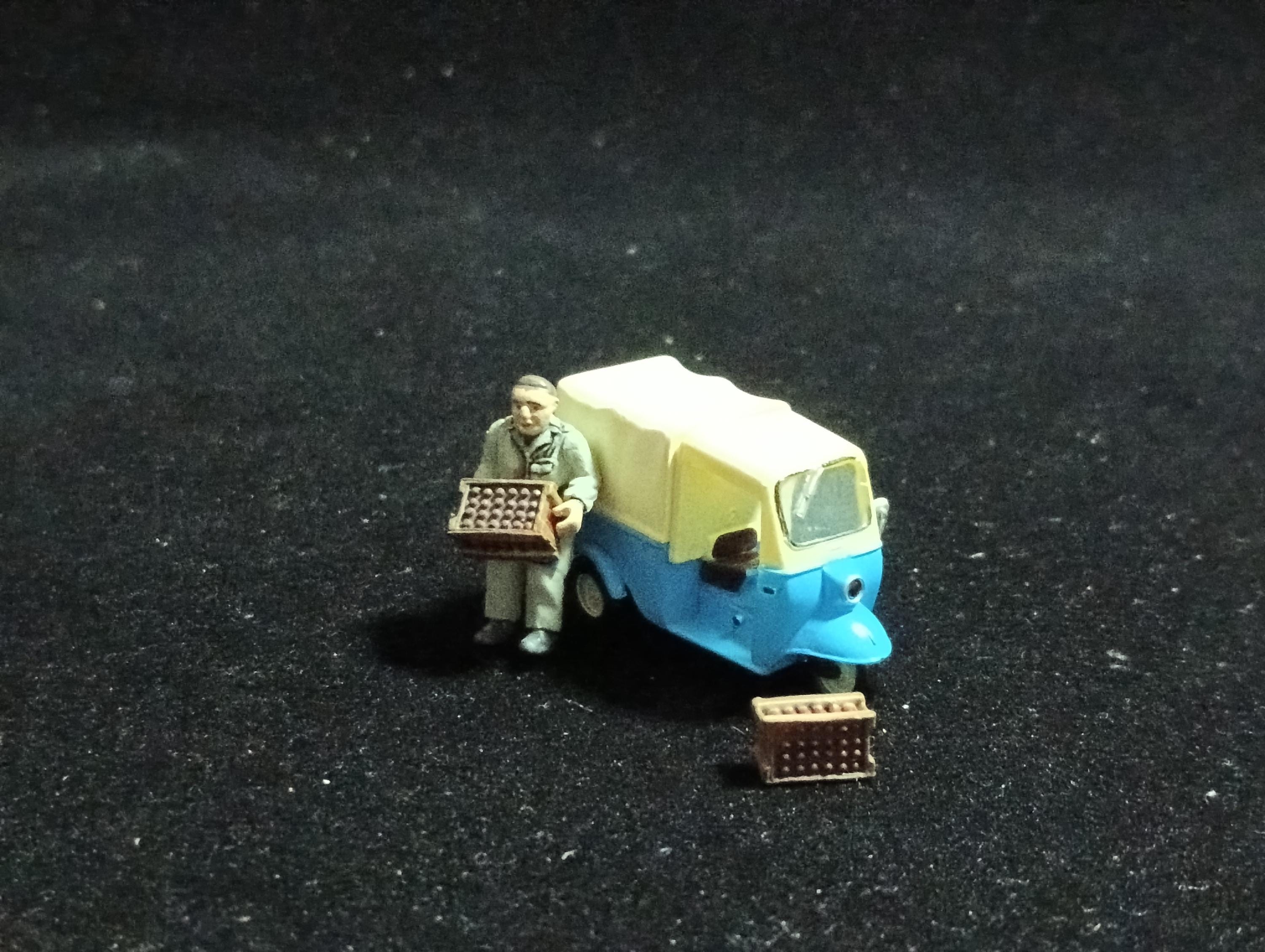 Miniature tricycle and delivery man figure diorama Showa retro Kaiyodo